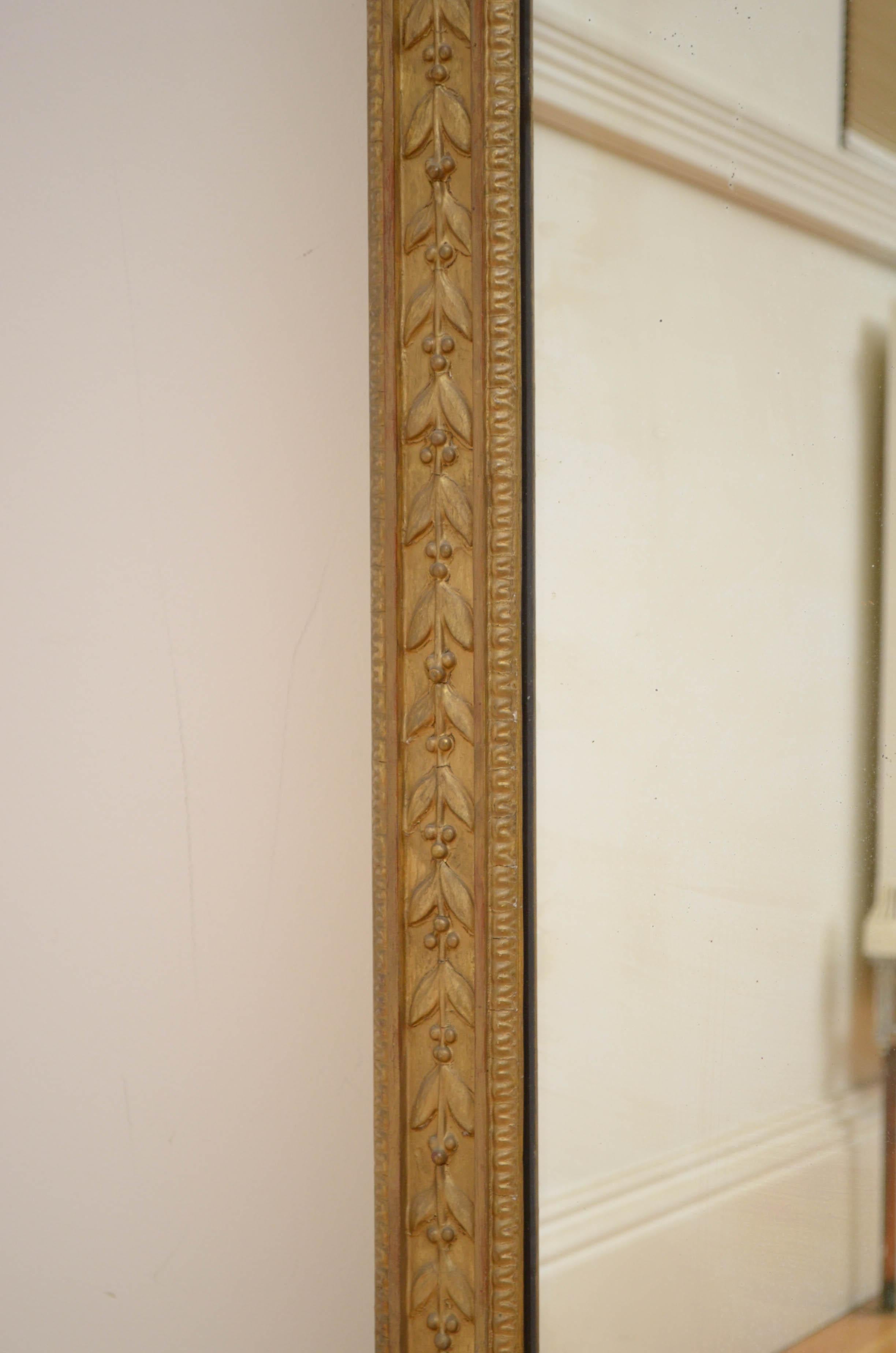 Gesso Grand miroir anglais à trumeau en bois doré en vente