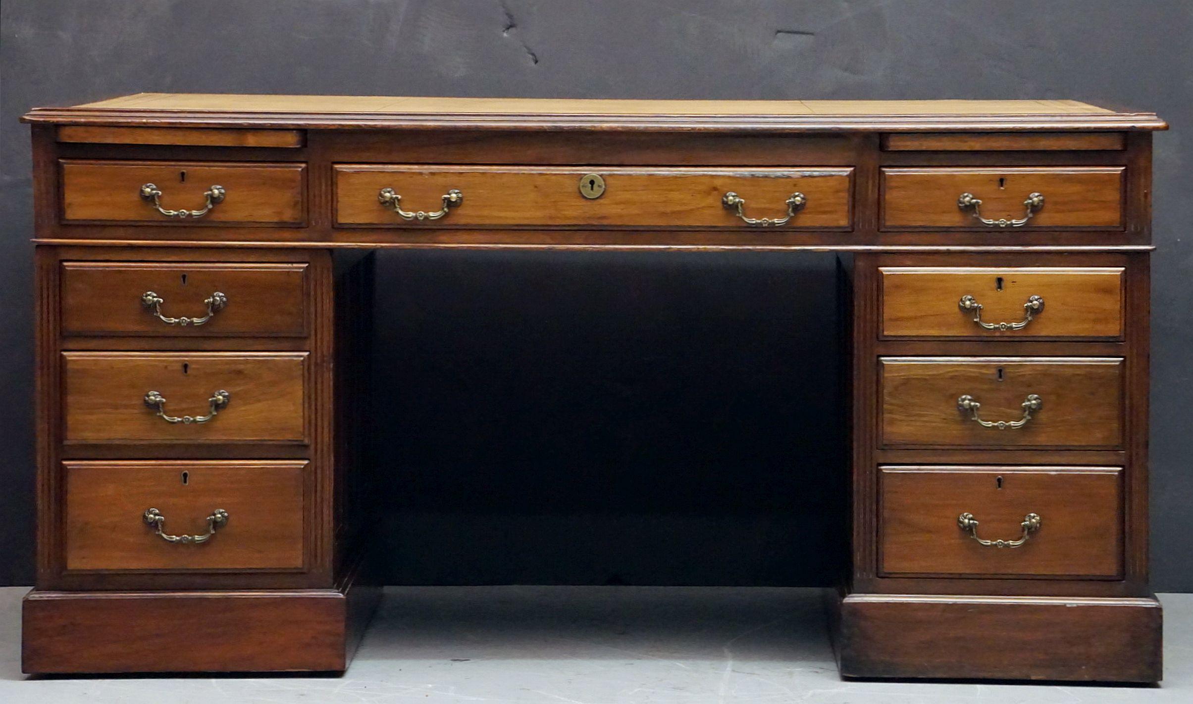 Large English Partner's Pedestal Desk of Mahogany In Good Condition In Austin, TX