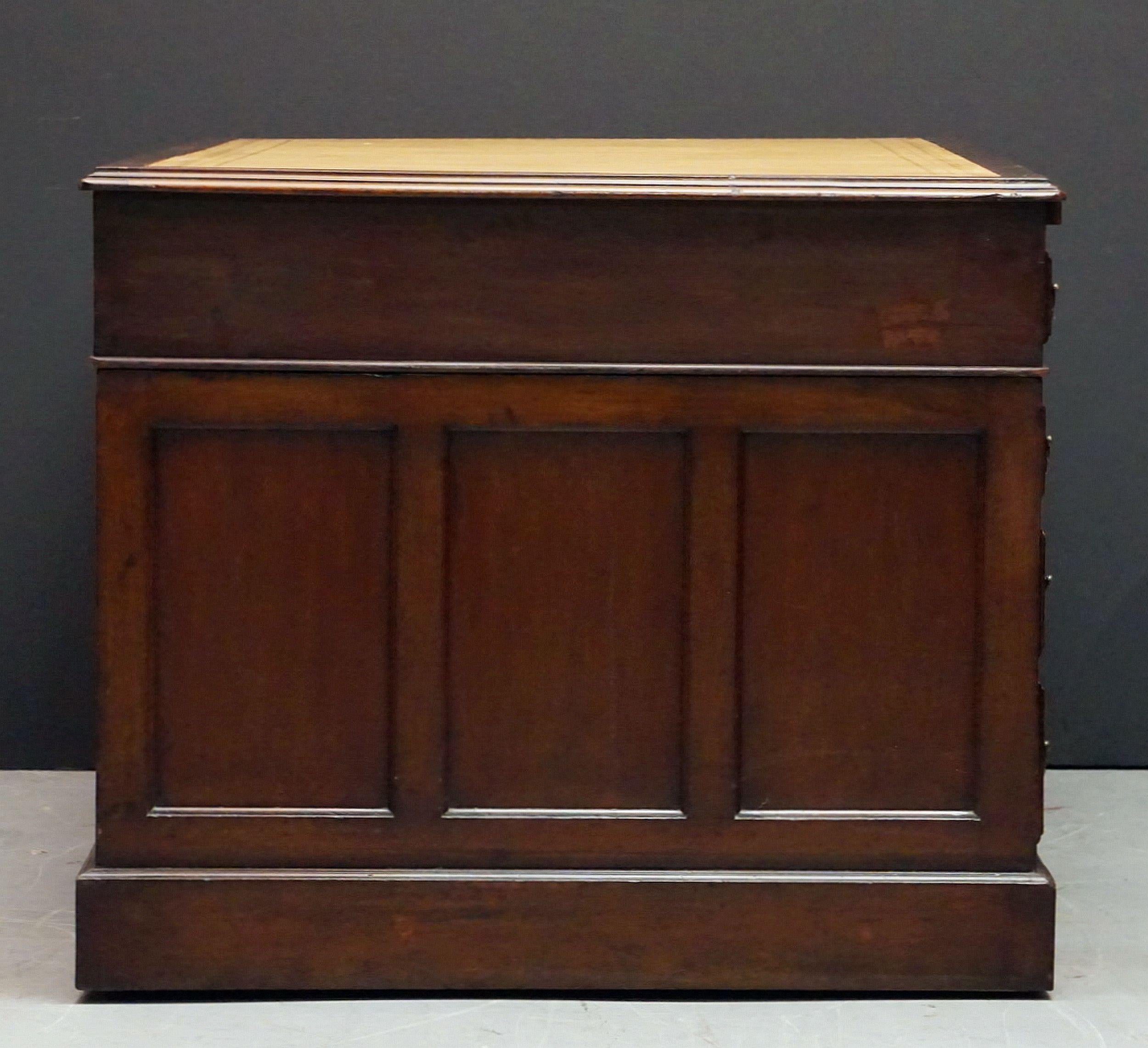 Large English Partner's Pedestal Desk of Mahogany 2
