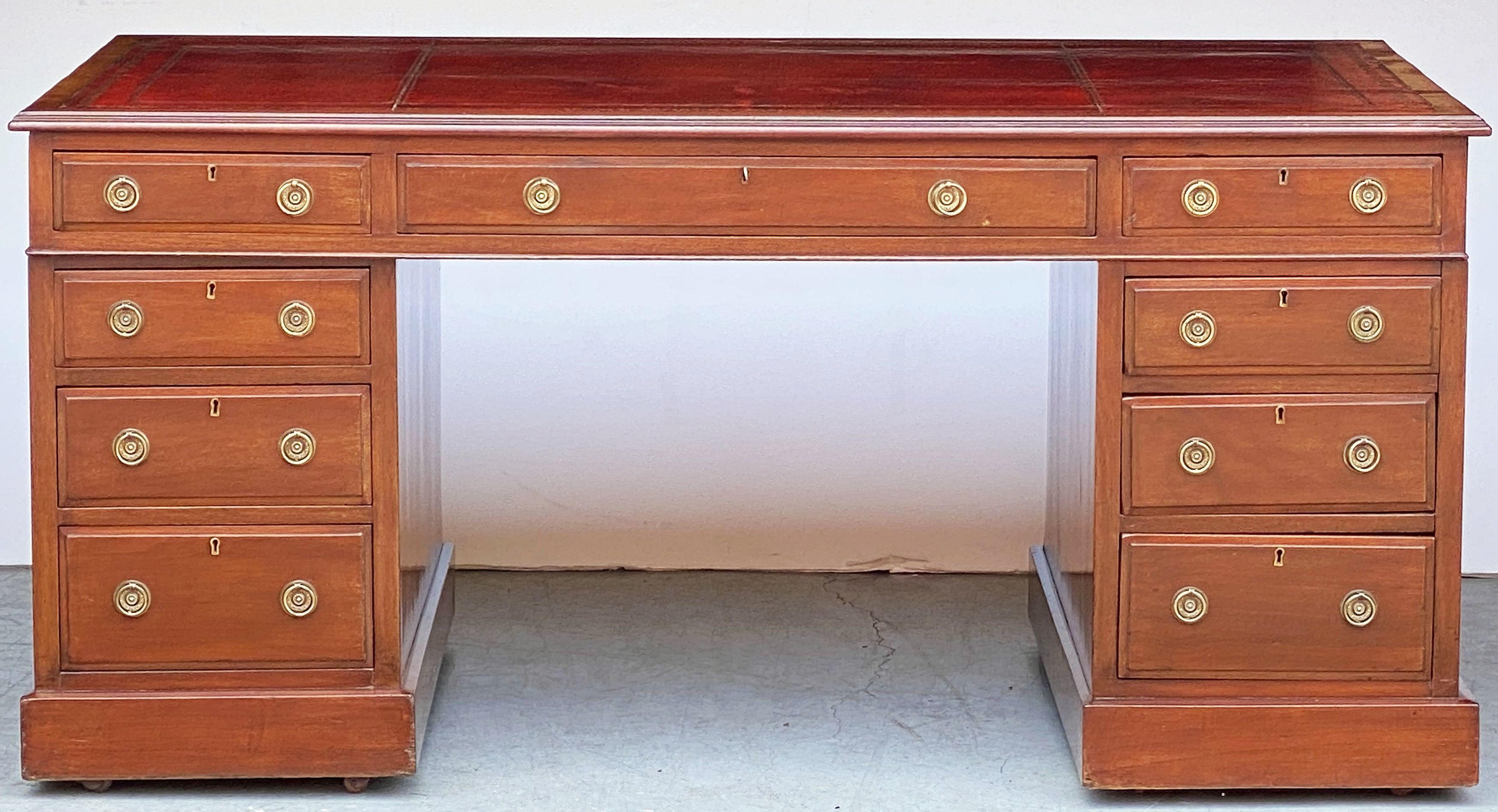 Large English Pedestal Desk of Mahogany In Good Condition For Sale In Austin, TX