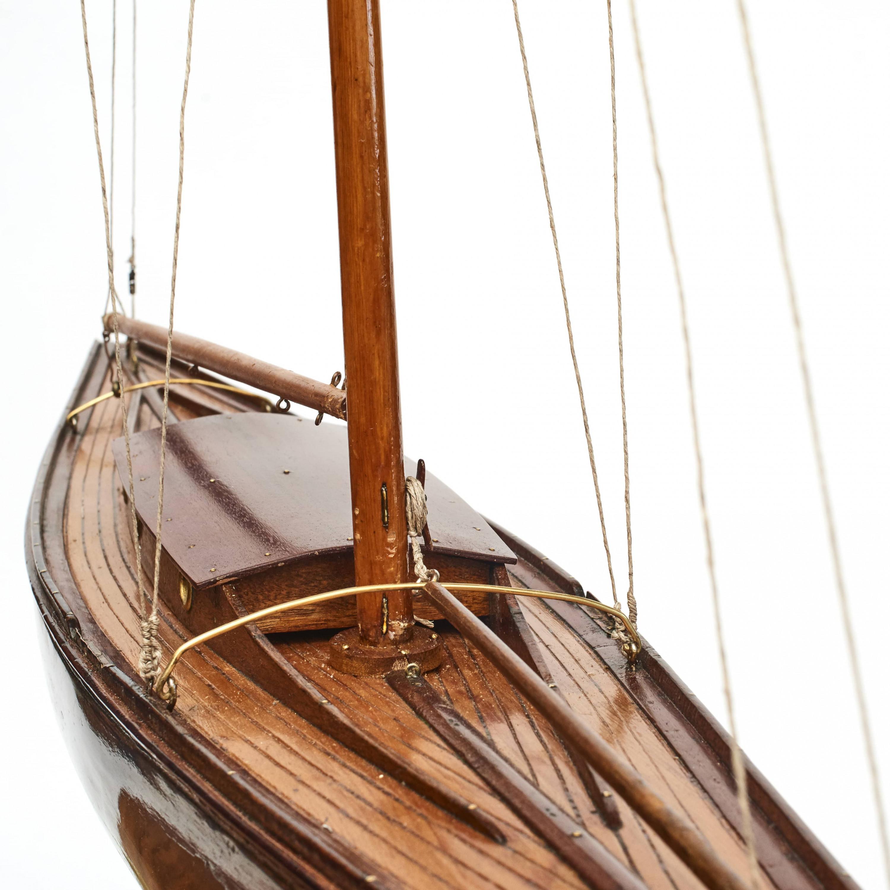 Elegant wooden pond yacht/ship model in mahogany. Keel in lead.
Ship hull painted green.
High quality, hand-built.
On original mahogany stand.

England ca. 1930.