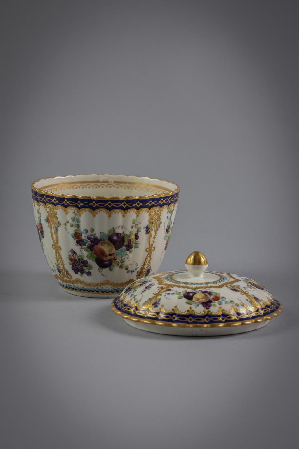 Large English Porcelain Covered Sugar Bowl, Worcester, Circa 1770 In Good Condition For Sale In New York, NY