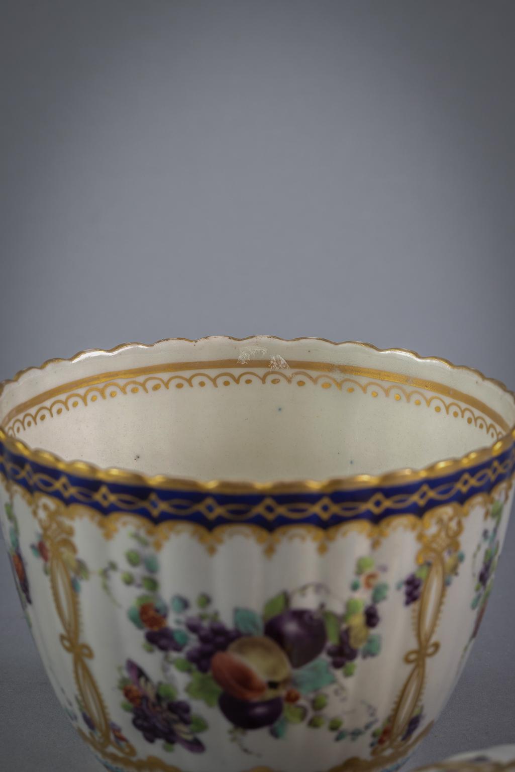 Late 18th Century Large English Porcelain Covered Sugar Bowl, Worcester, Circa 1770 For Sale