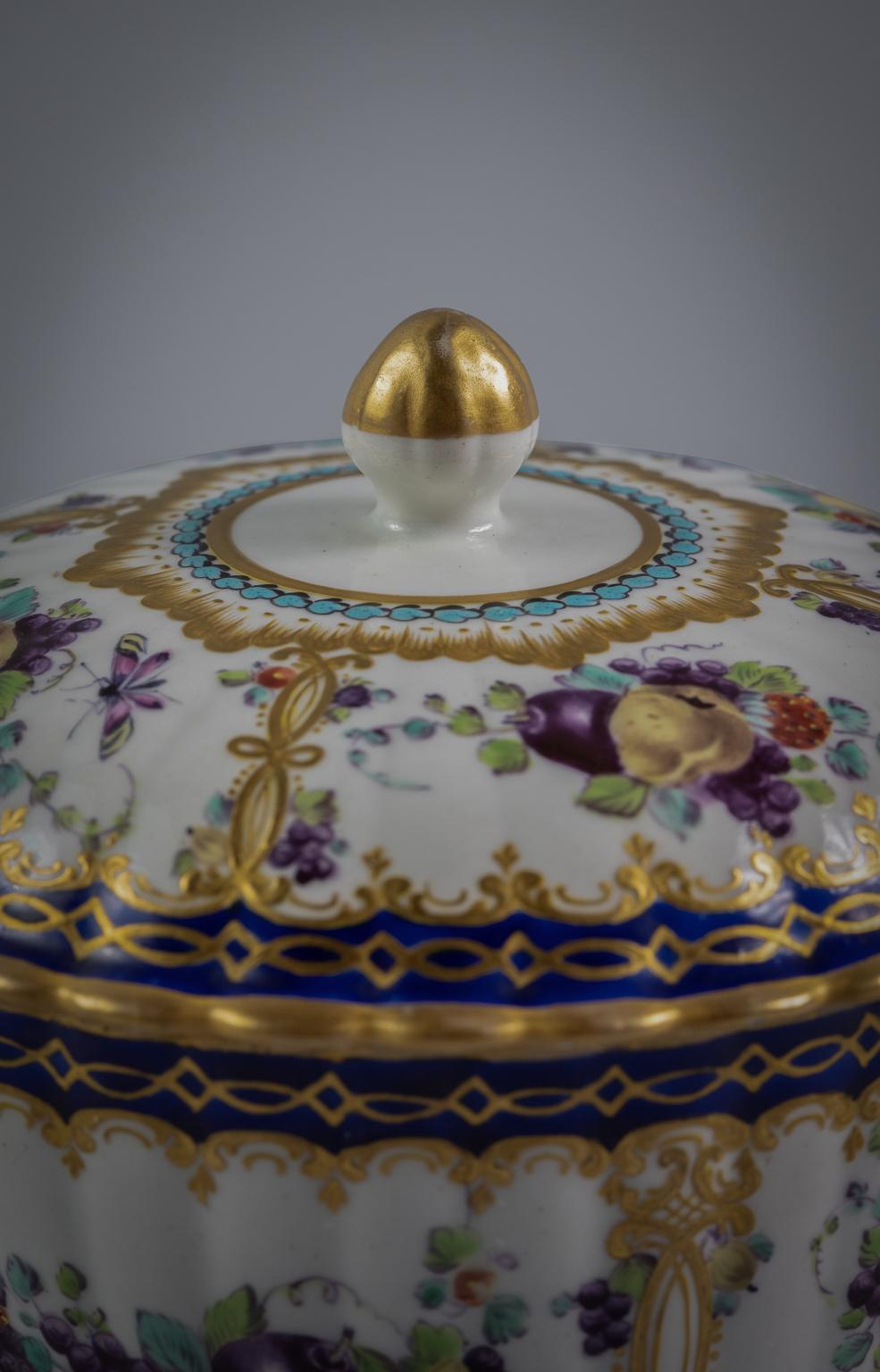 Large English Porcelain Covered Sugar Bowl, Worcester, Circa 1770 For Sale 2