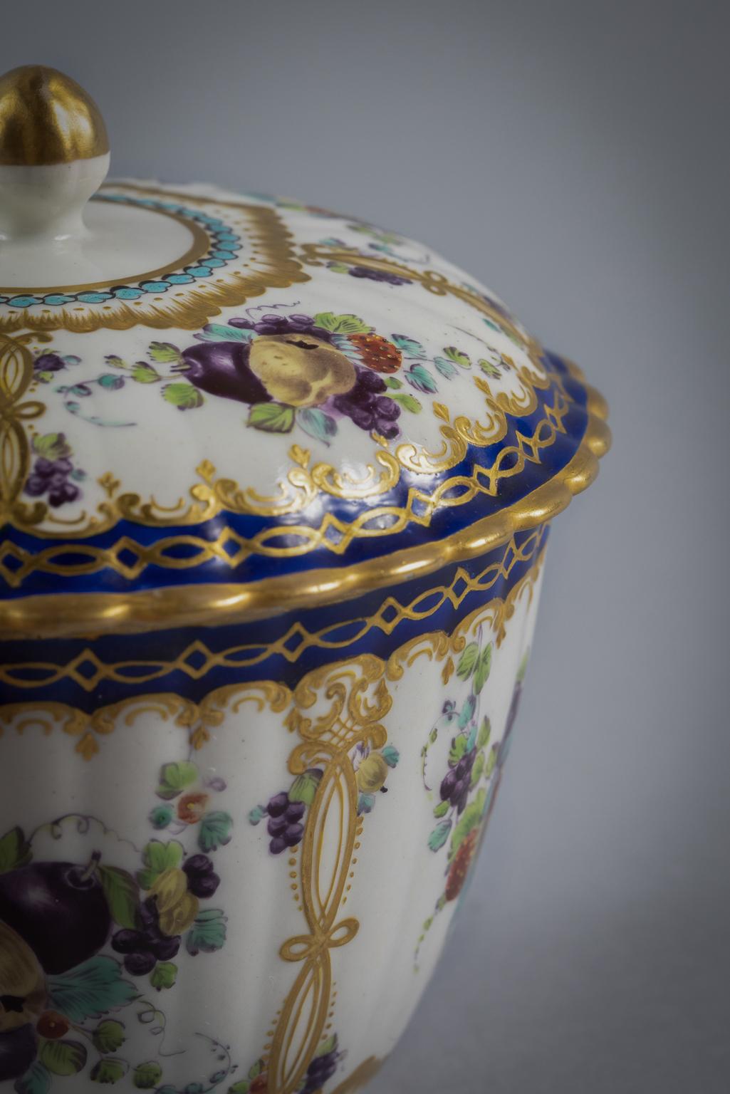 Large English Porcelain Covered Sugar Bowl, Worcester, Circa 1770 For Sale 3