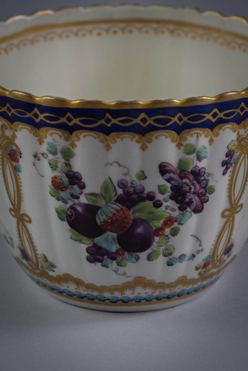 Large English Porcelain Covered Sugar Bowl, Worcester, Circa 1770 For Sale 4