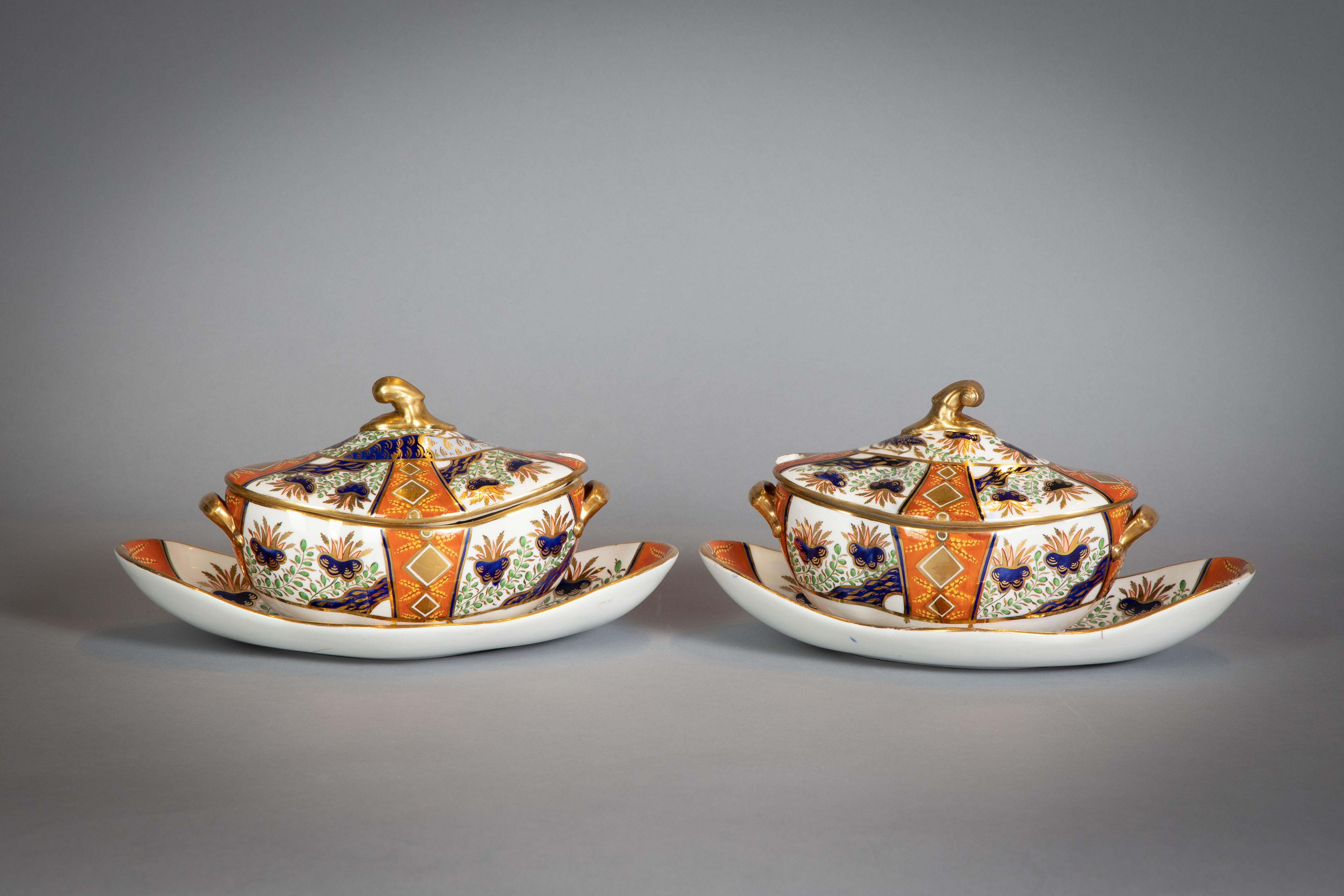 Spode-Markierung und Muster 2213 in eisenroter Farbe. Mit reichhaltiger Bemalung in der Imari-Porzellan-Farbpalette und Verzierungen aus blühenden Sträuchern und einem Baum in Blassblau, Grün und Gold. Die Bordüre ist mit abwechselnd strahlenförmig