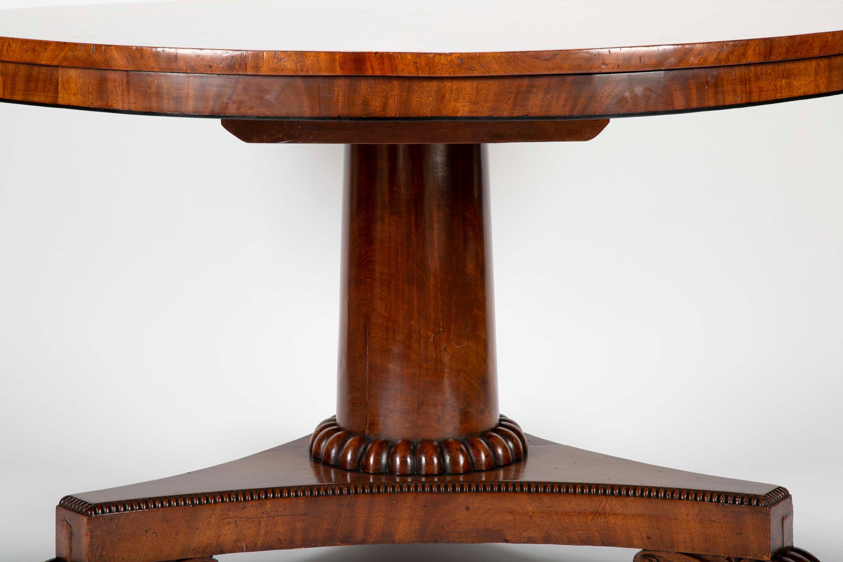 Large English Regency Crotch Mahogany Tilt-Top Table In Good Condition In Stamford, CT