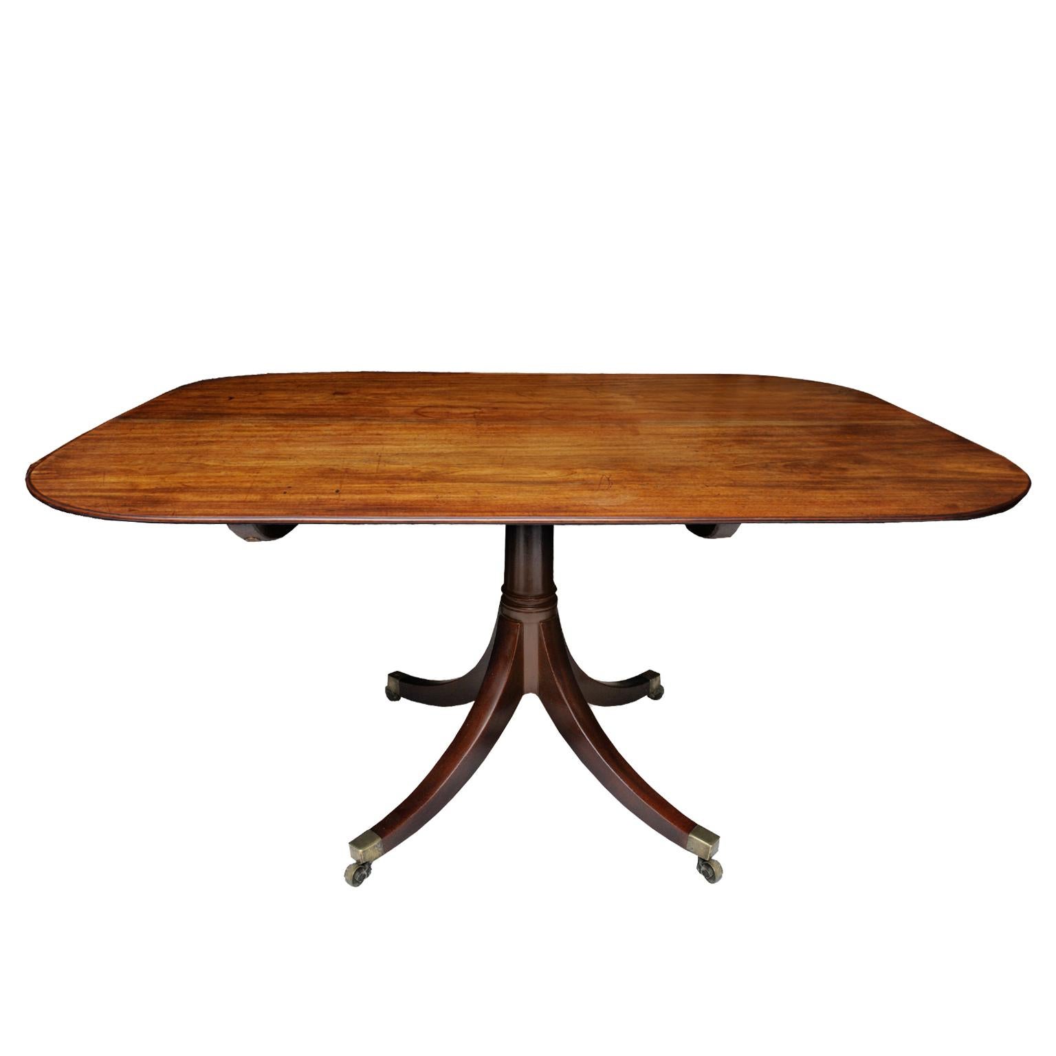 This is a large and flexible early 19th century English Regency mahogany tilt-top breakfast table, standing on sabre legs with brass cap castors, circa 1810.

Measures: Height 70cm (27.5