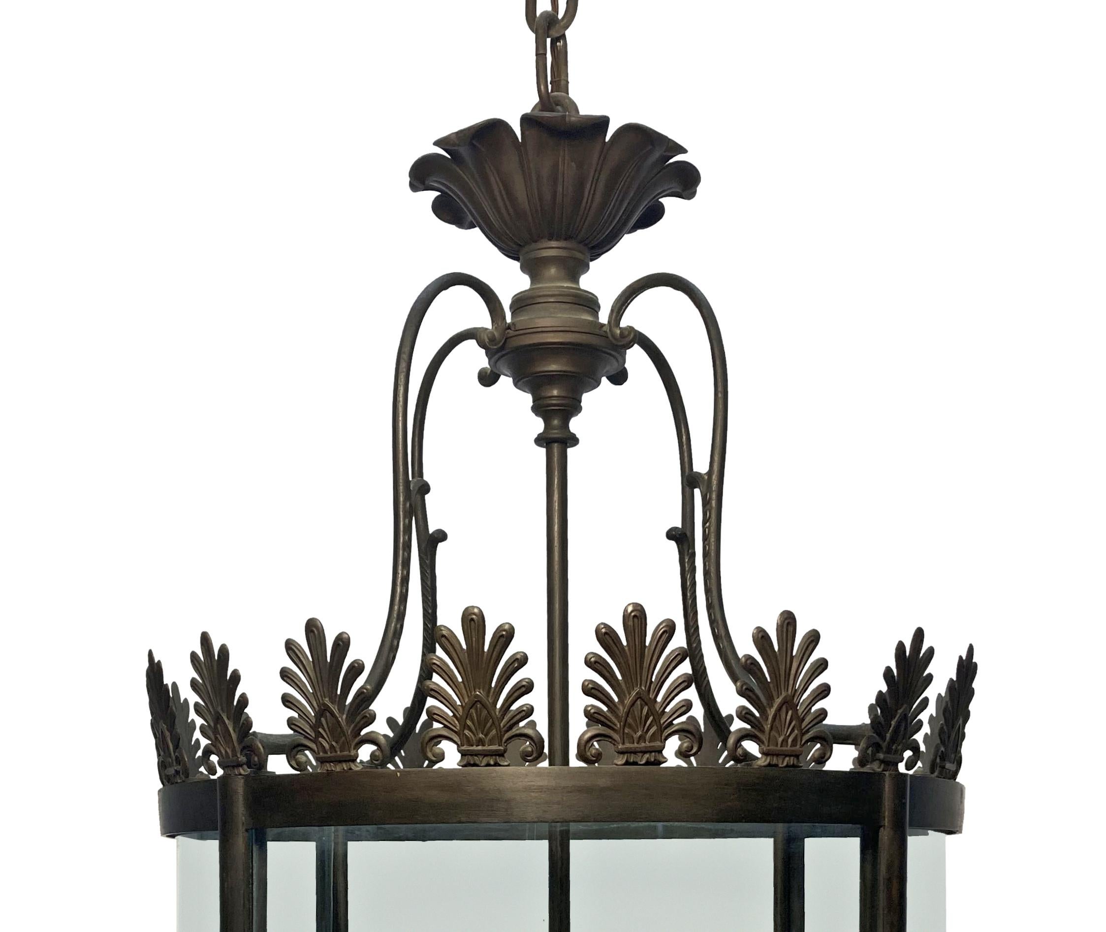 Grande lanterne tambour en bronze de style Régence anglaise, avec des panneaux en verre incurvé, une frise supérieure en forme d'anthemion et une armature centrale à quatre branches.