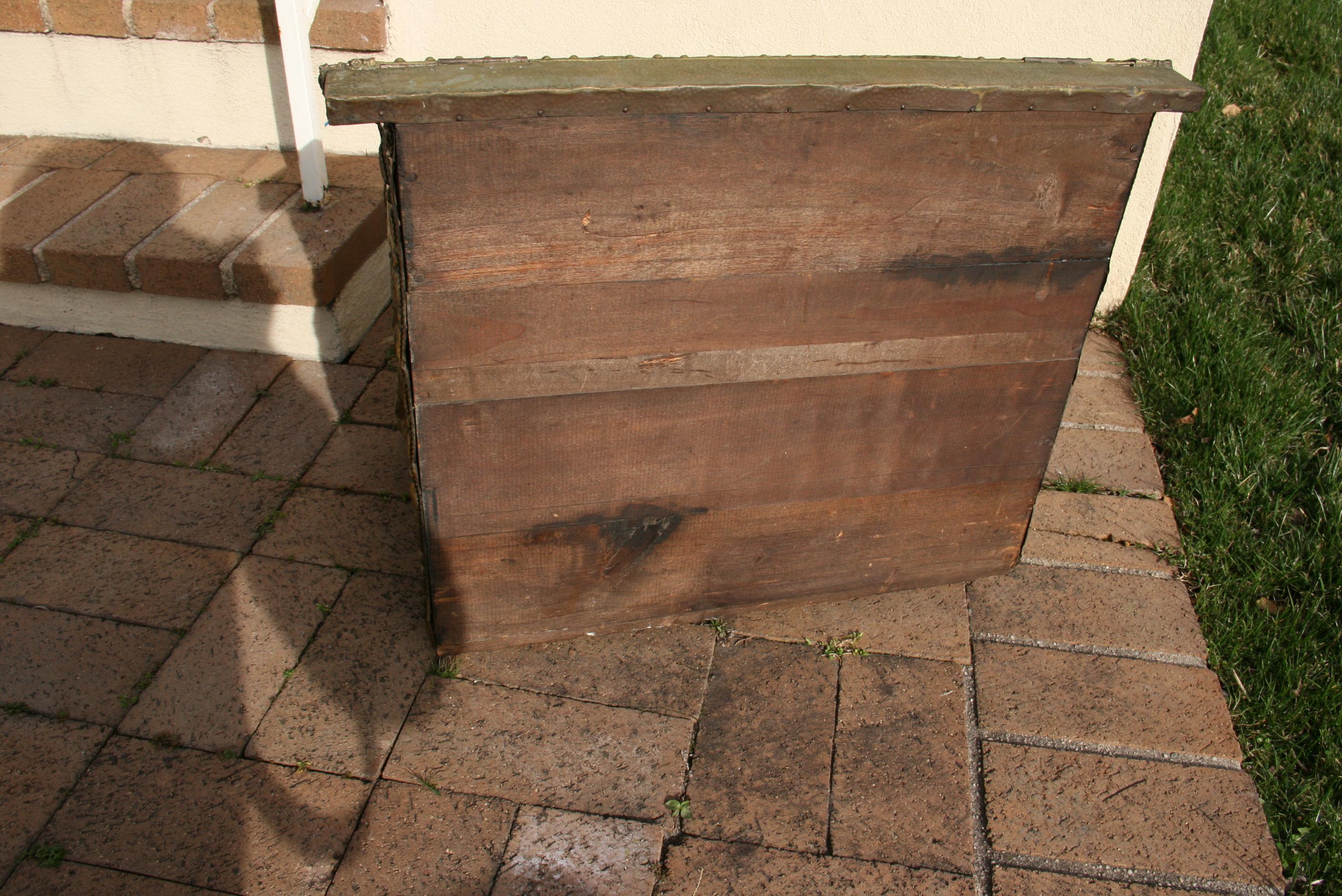 Fermoir en bois ancien recouvert de laiton doré gaufré fin du 19ème siècle en vente 5