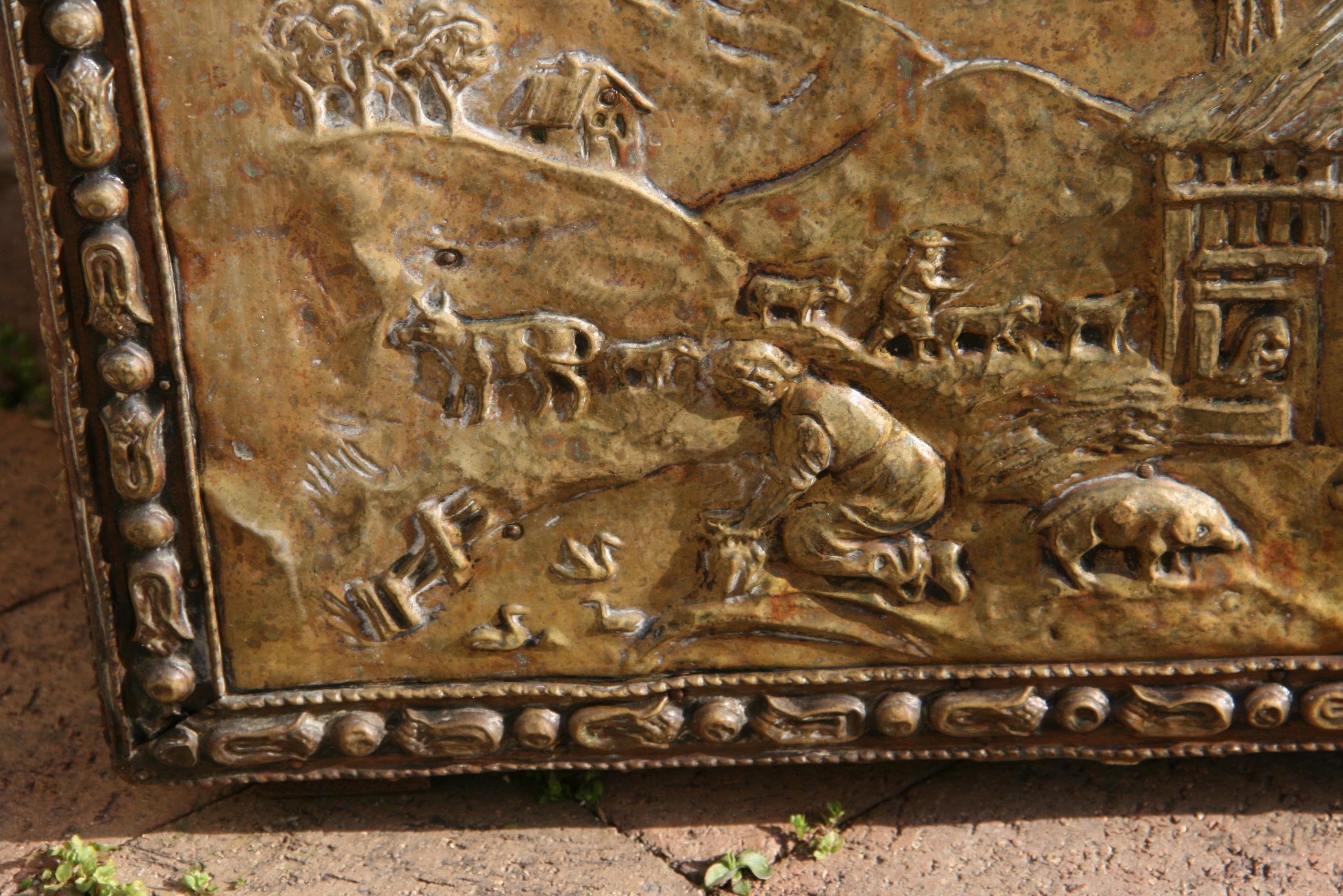 Fermoir en bois ancien recouvert de laiton doré gaufré fin du 19ème siècle en vente 10
