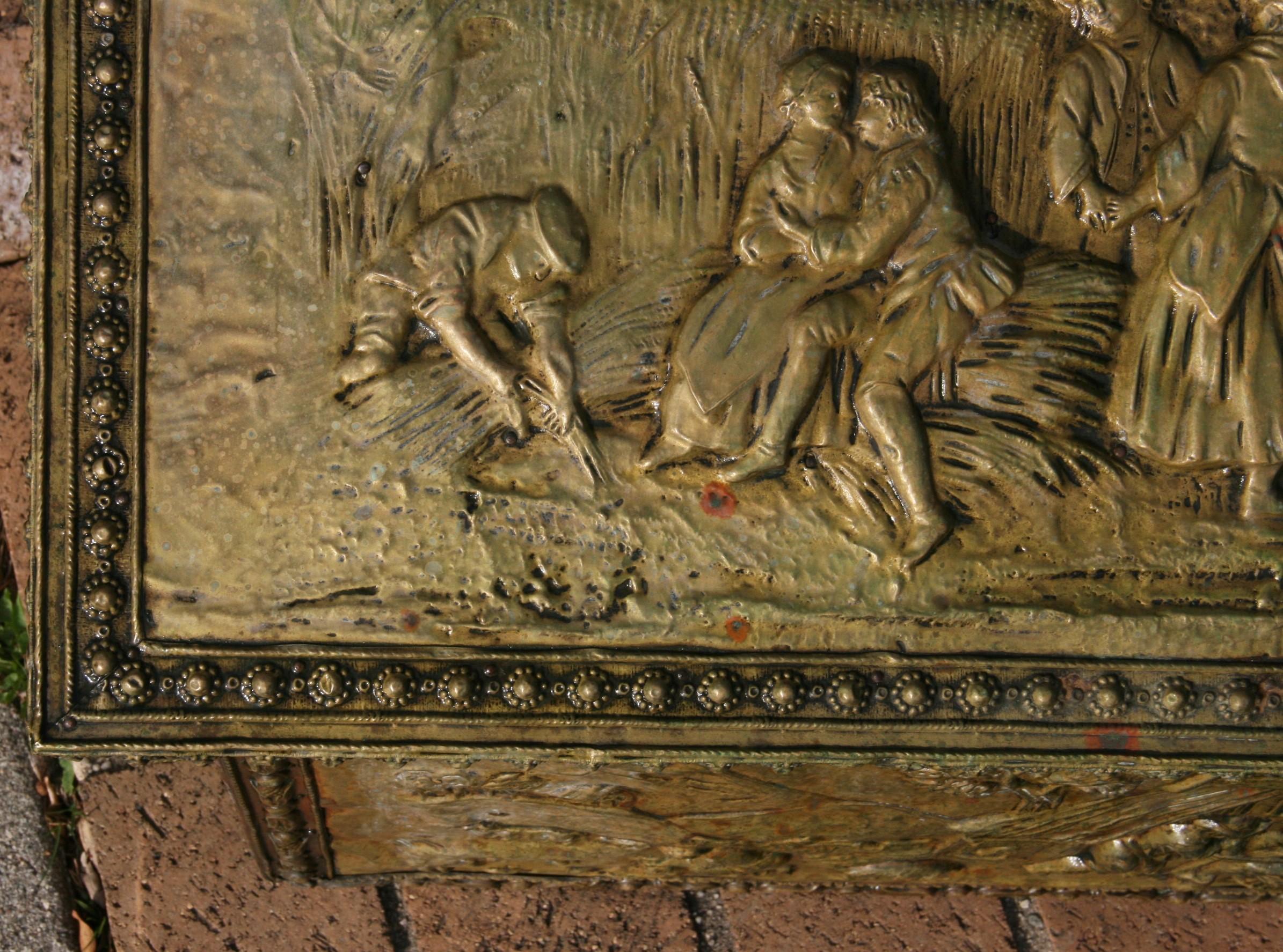 Fermoir en bois ancien recouvert de laiton doré gaufré fin du 19ème siècle Bon état - En vente à Douglas Manor, NY