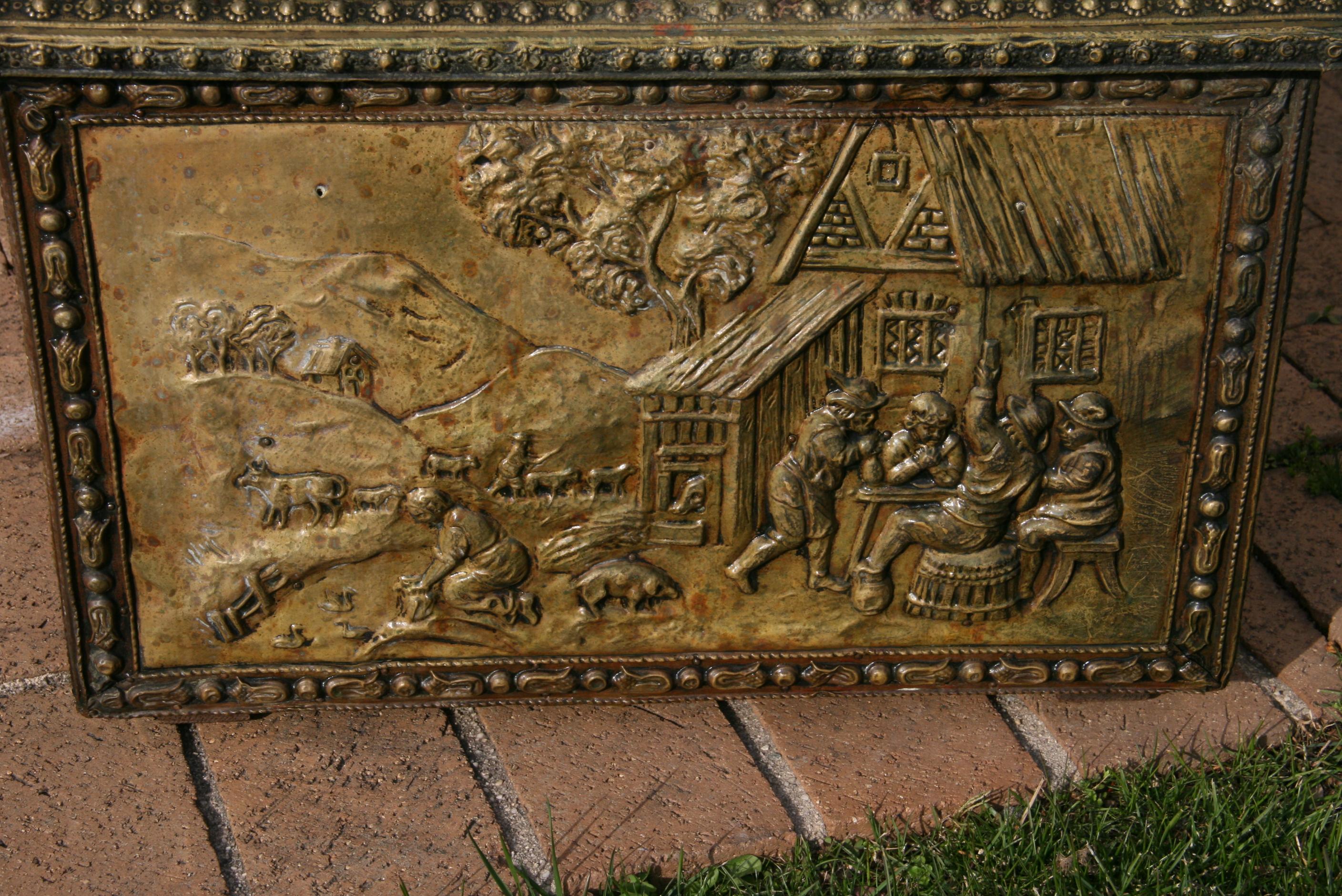 Laiton Fermoir en bois ancien recouvert de laiton doré gaufré fin du 19ème siècle en vente