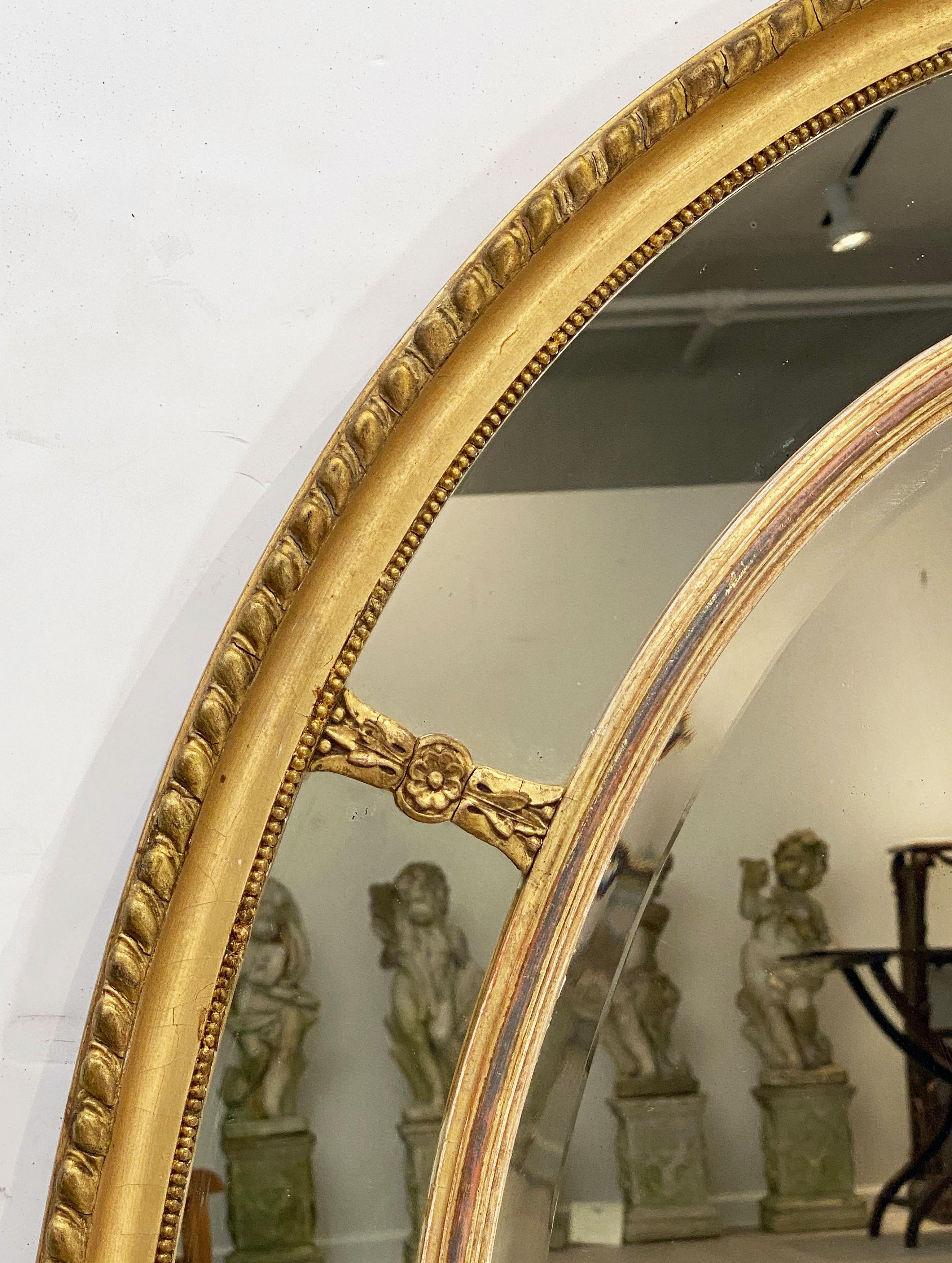 Large English Segmented Gilt Oval Wall Mirror (H 44 3/4 x W 32 1/4) In Good Condition In Austin, TX