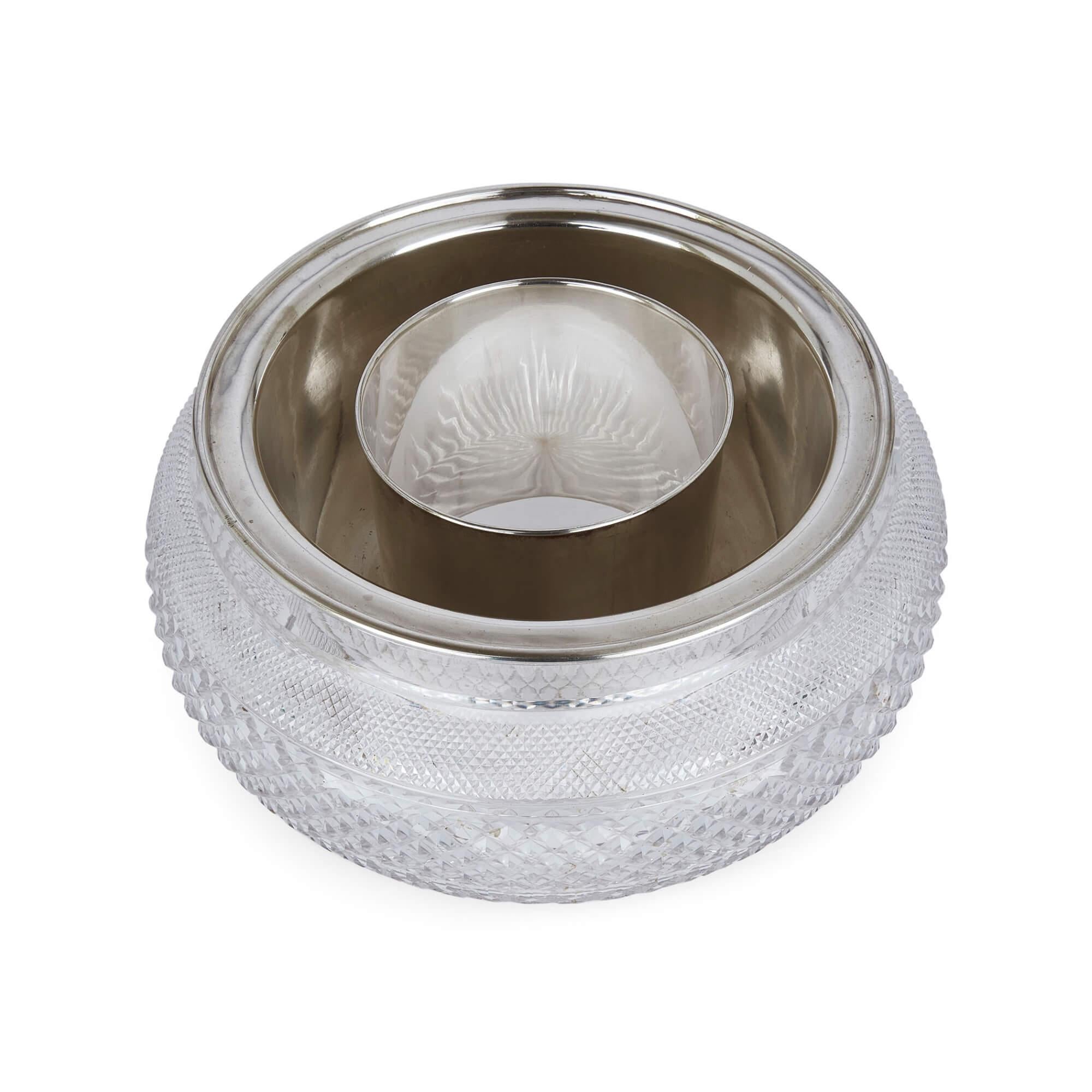 Gran plato inglés de caviar de plata y cristal de Martin Hall & Co. 
Inglés, 1914
Altura 14,5 cm, diámetro 27 cm

Fabricada por Martin Hall & Co -la famosa empresa de orfebres, fabricantes de galvanoplastia y cuchillería de plata, chapado y acero