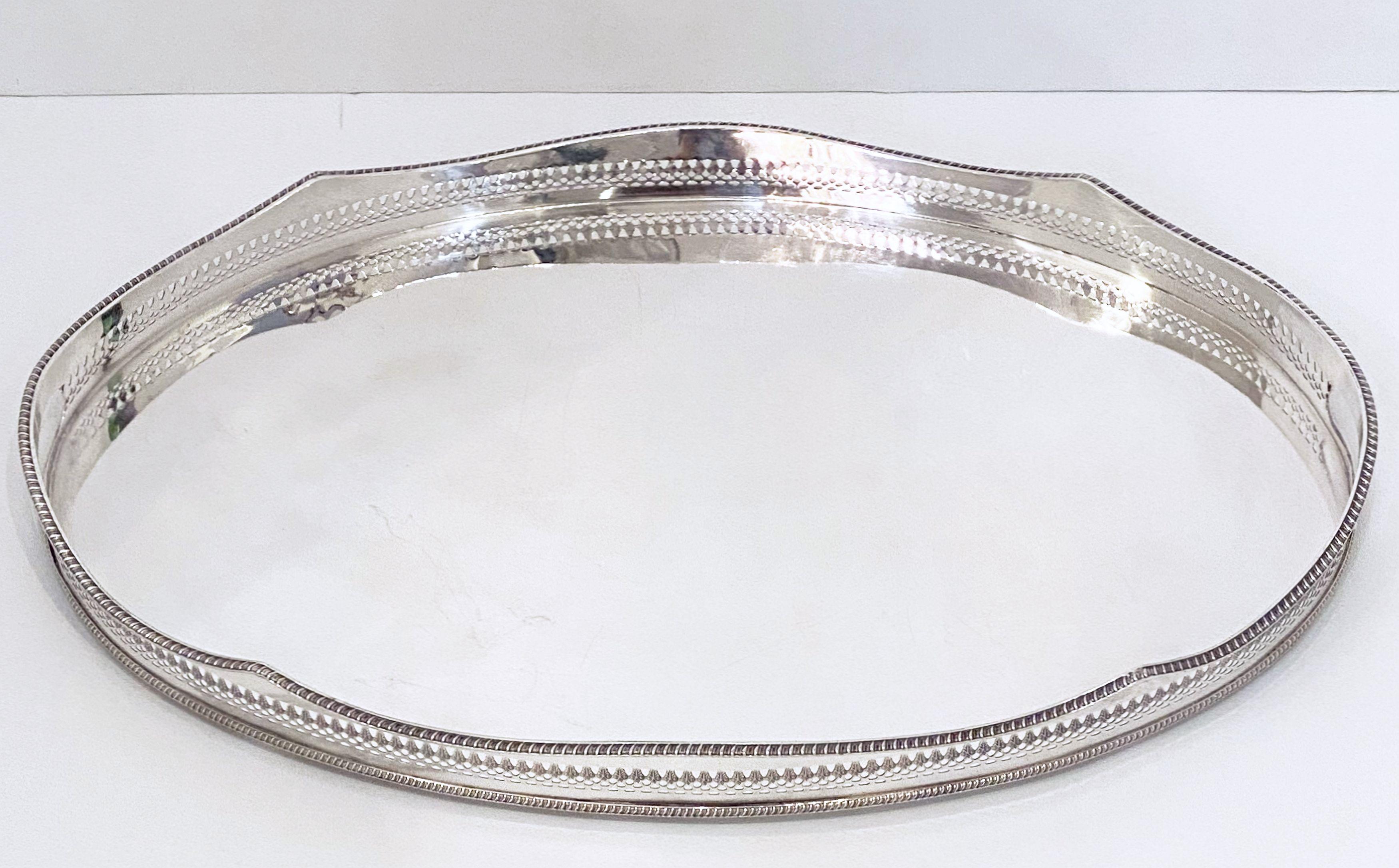 Large English Silver Oval Gallery Serving or Drinks Tray In Good Condition In Austin, TX