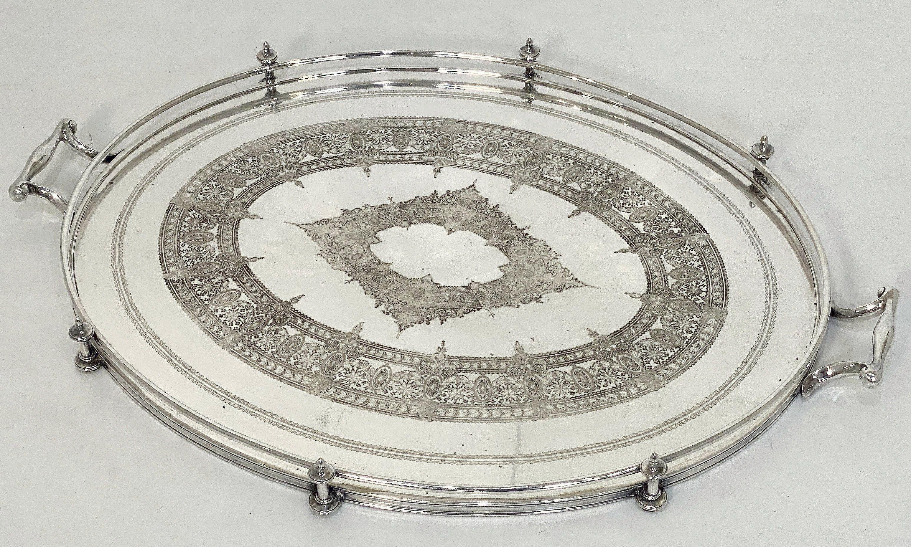 Ein schönes, großes, ovales englisches Servier- oder Getränketablett aus Feinsilber, mit zwei gegenüberliegenden Griffen, mit einer erhabenen Galerie um den Umfang, mit einem geätzten Blumendesign in der Mitte.

Eingedruckte Marken auf der Rückseite