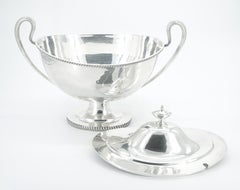 Grande soupière couverte en argenterie anglaise