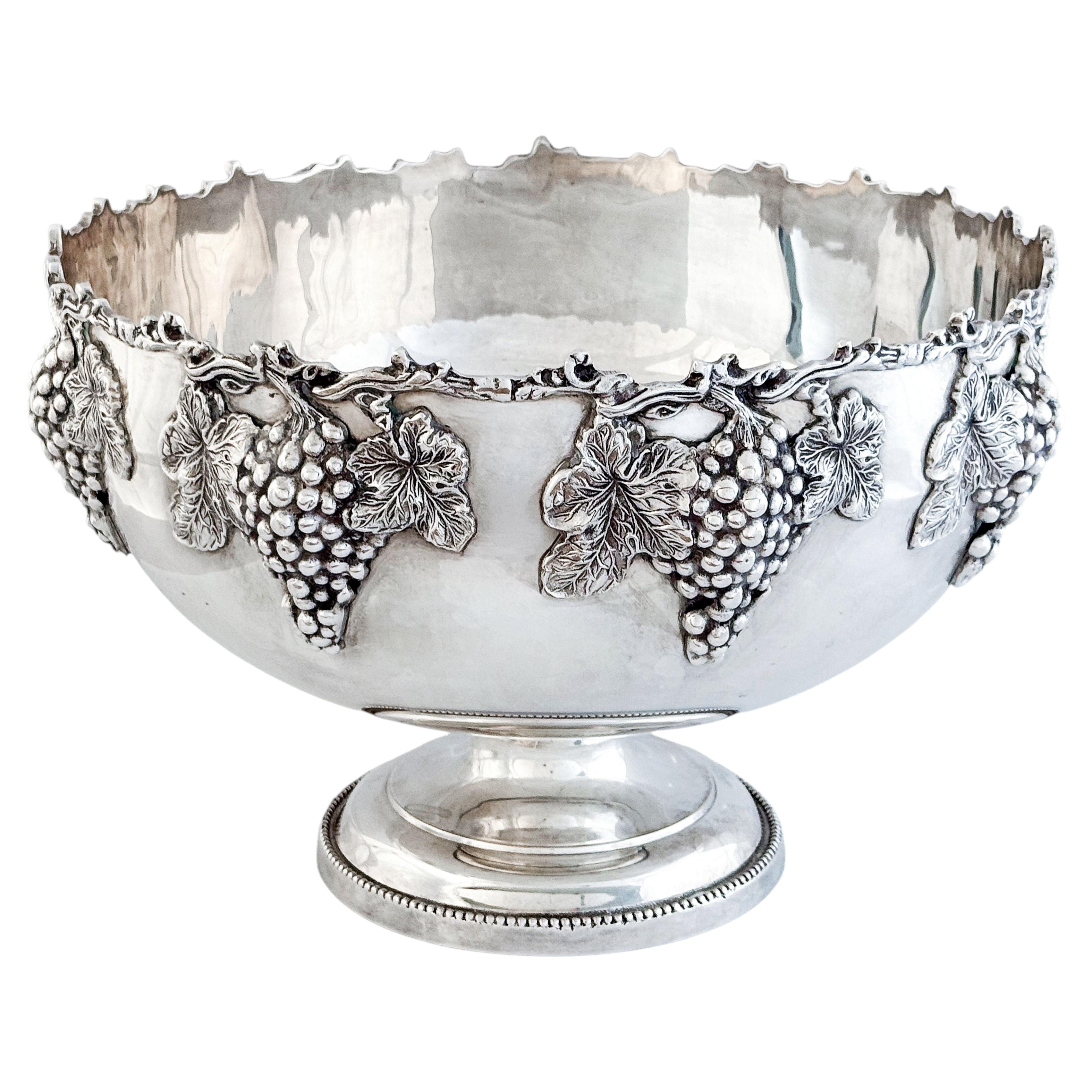 Gran centro de mesa inglés de plata con relieve de uvas en venta