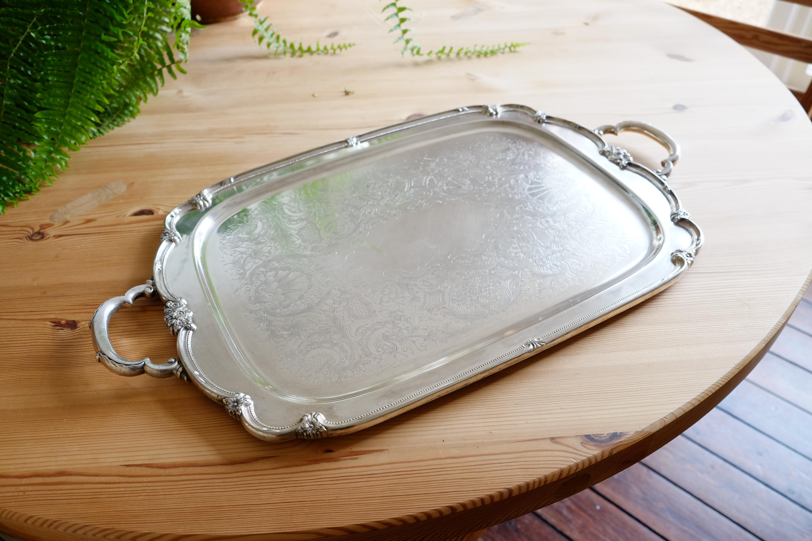 Un bellissimo vassoio d'argento grande e pesante. Il vassoio è realizzato in Inghilterra, con nome e timbro sul retro e placcato in argento. Il vassoio presenta una bellissima decorazione floreale che corre lungo tutto il suo perimetro ed è dotato