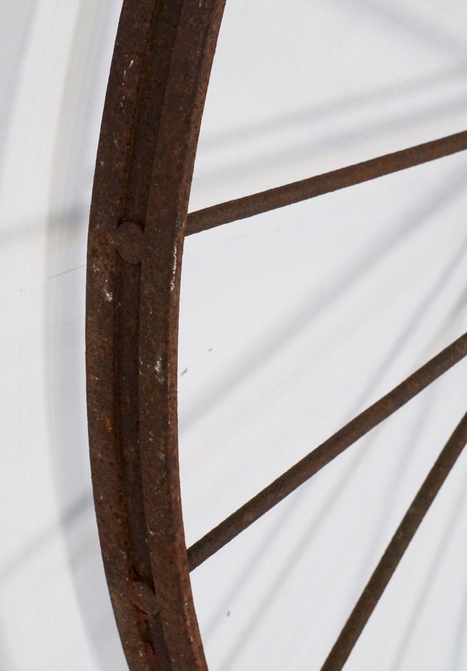 Large English Spoked Cart or Wagon Wheel of Iron from the 19th Century (Dia 54) For Sale 1