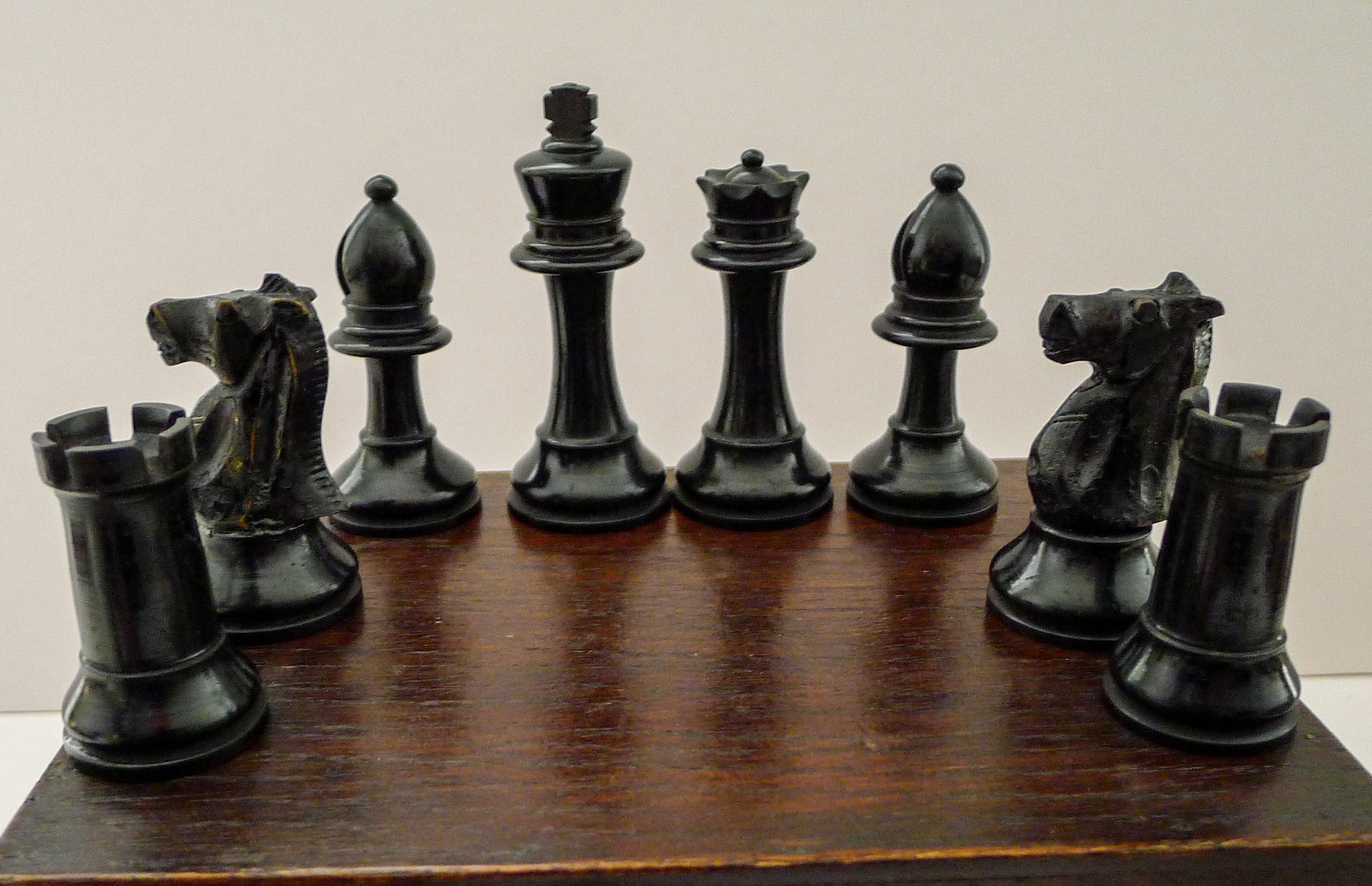 Large English Staunton Style Boxwood Chess Set c.1900 In Good Condition In Bath, GB