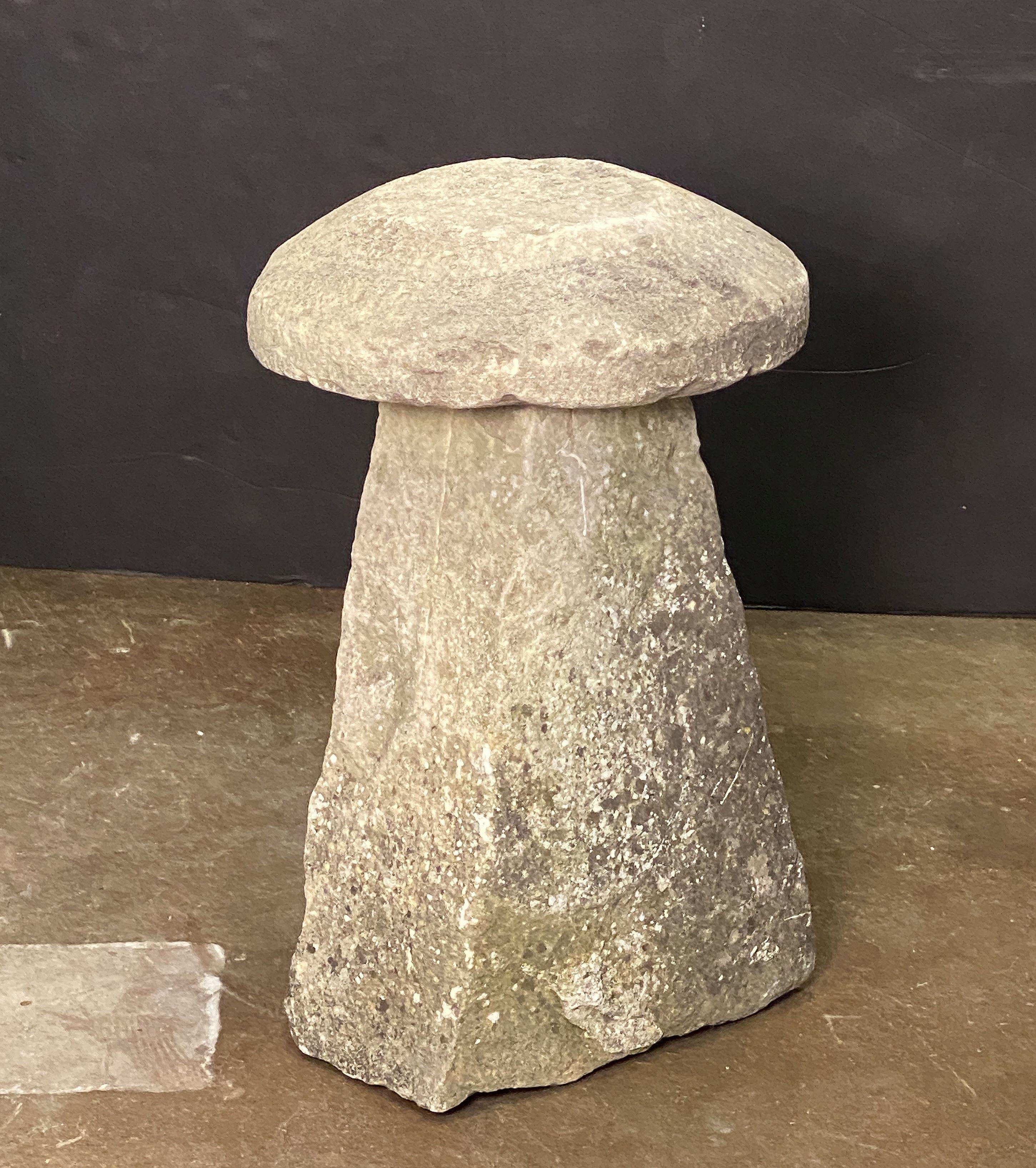 Une pierre de steddle ou de staddle de l'ouest de l'Angleterre datant de la fin des années 1700, caractérisée par une base conique montée avec un chapeau en forme de champignon en pierre de carrière.

À utiliser à l'extérieur ou à l'intérieur pour