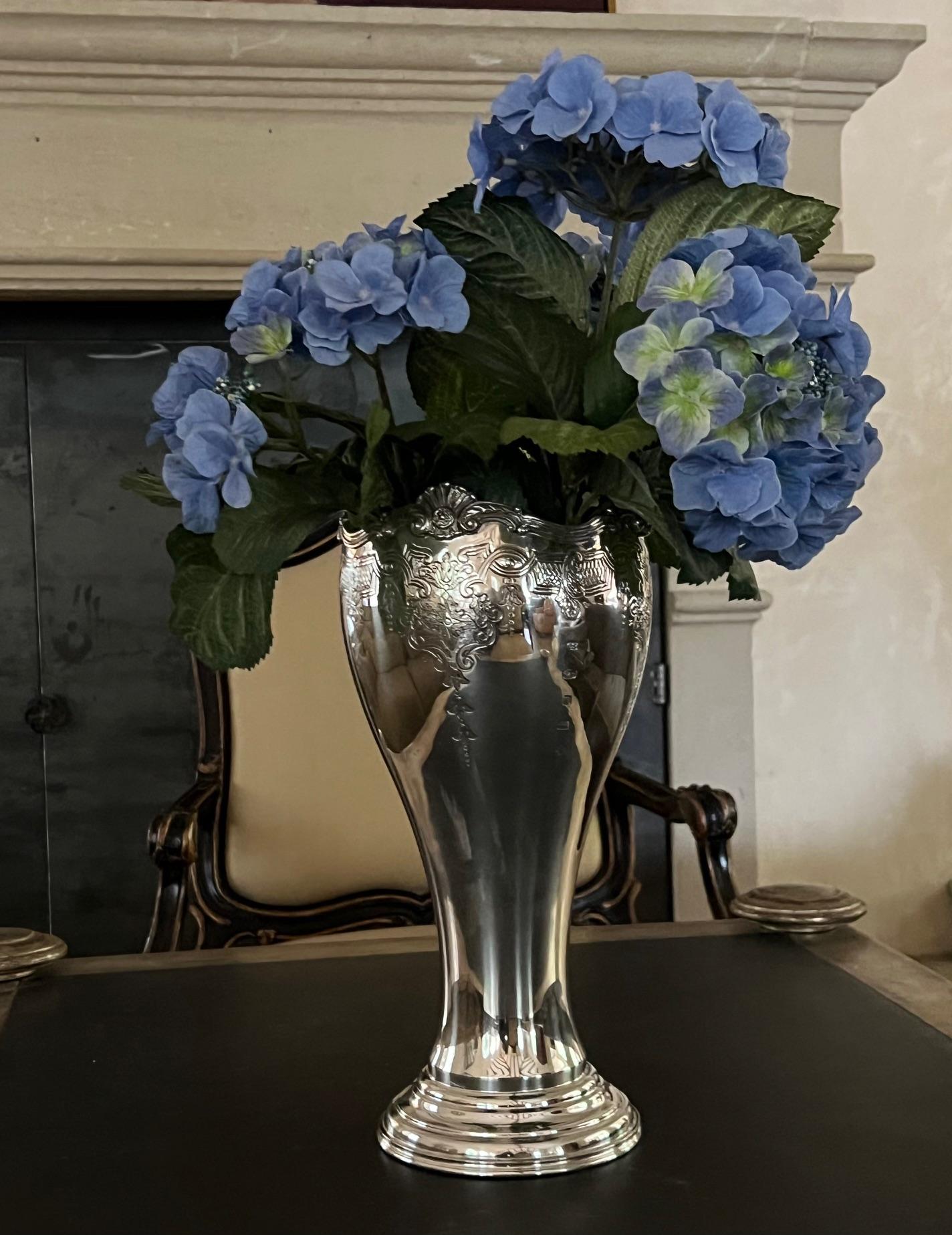 Grand vase anglais en argent sterling massif par Camelot Silver en vente 1