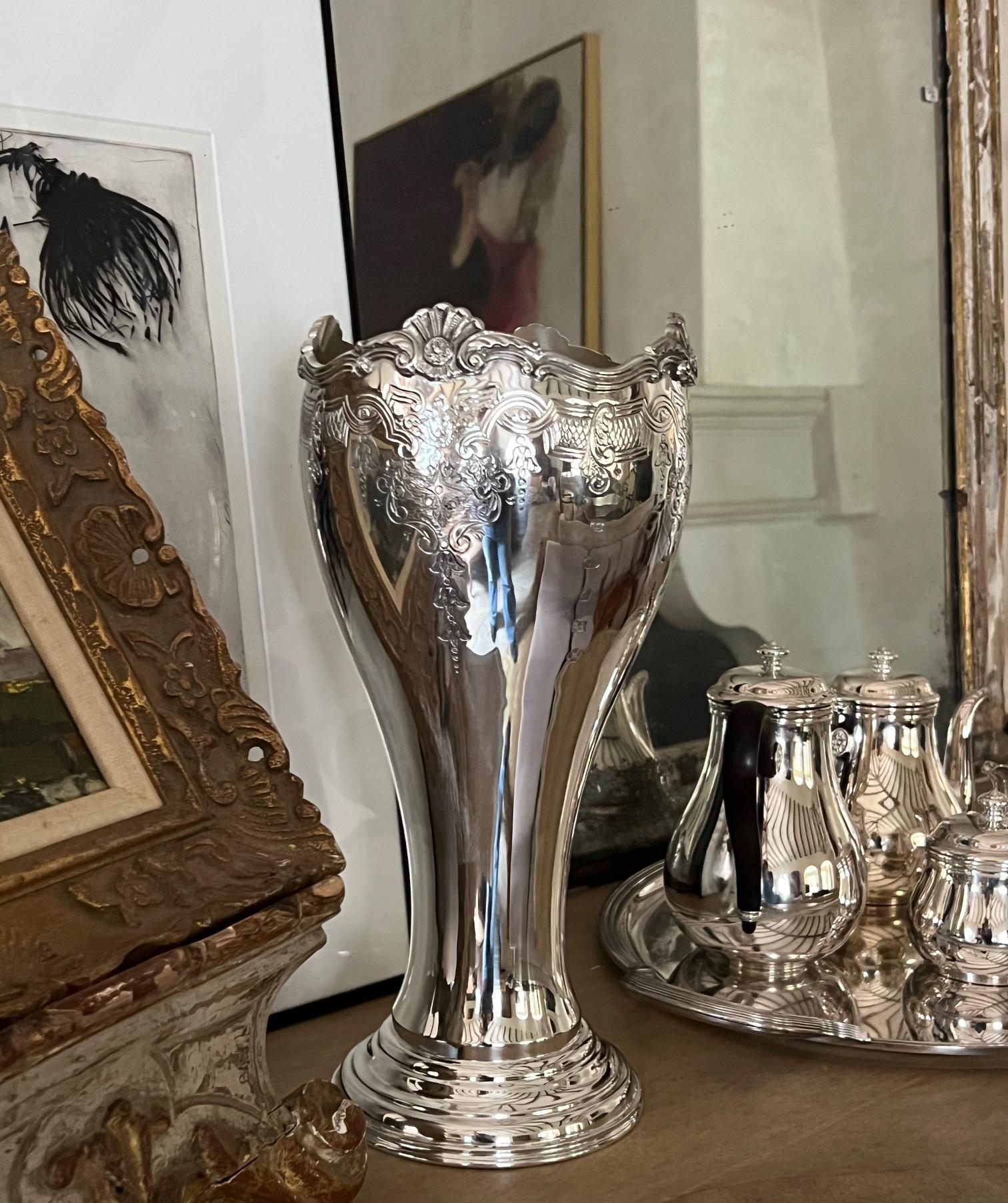 Grand vase anglais en argent sterling massif par Camelot Silver en vente 5