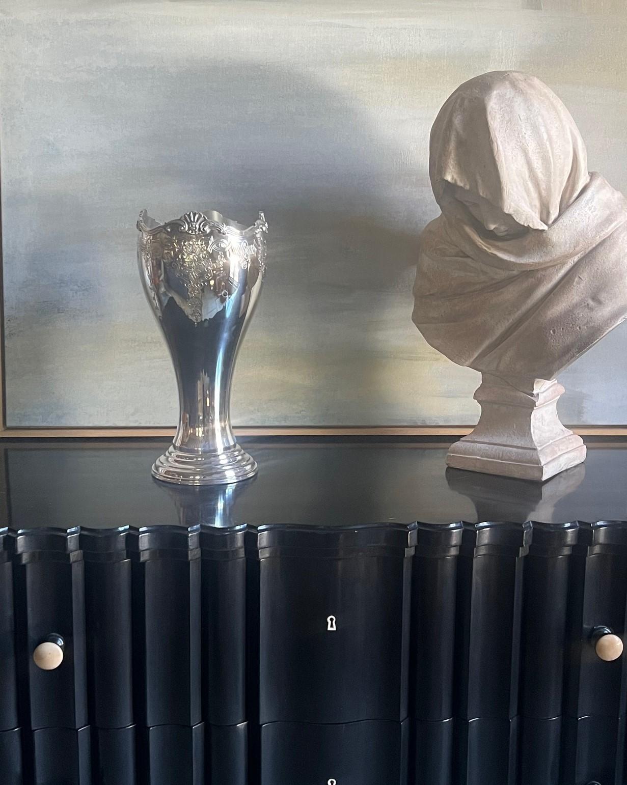 Édouardien Grand vase anglais en argent sterling massif par Camelot Silver en vente