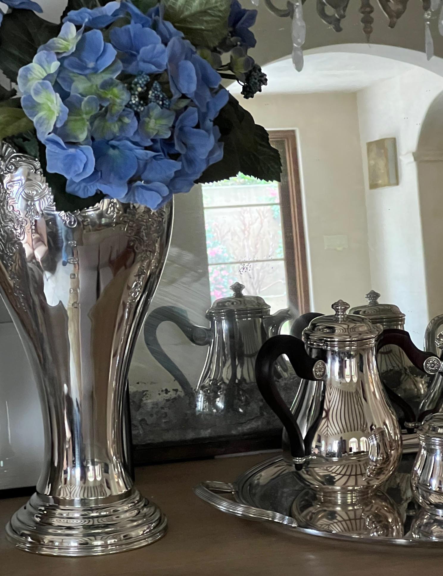 Anglais Grand vase anglais en argent sterling massif par Camelot Silver en vente