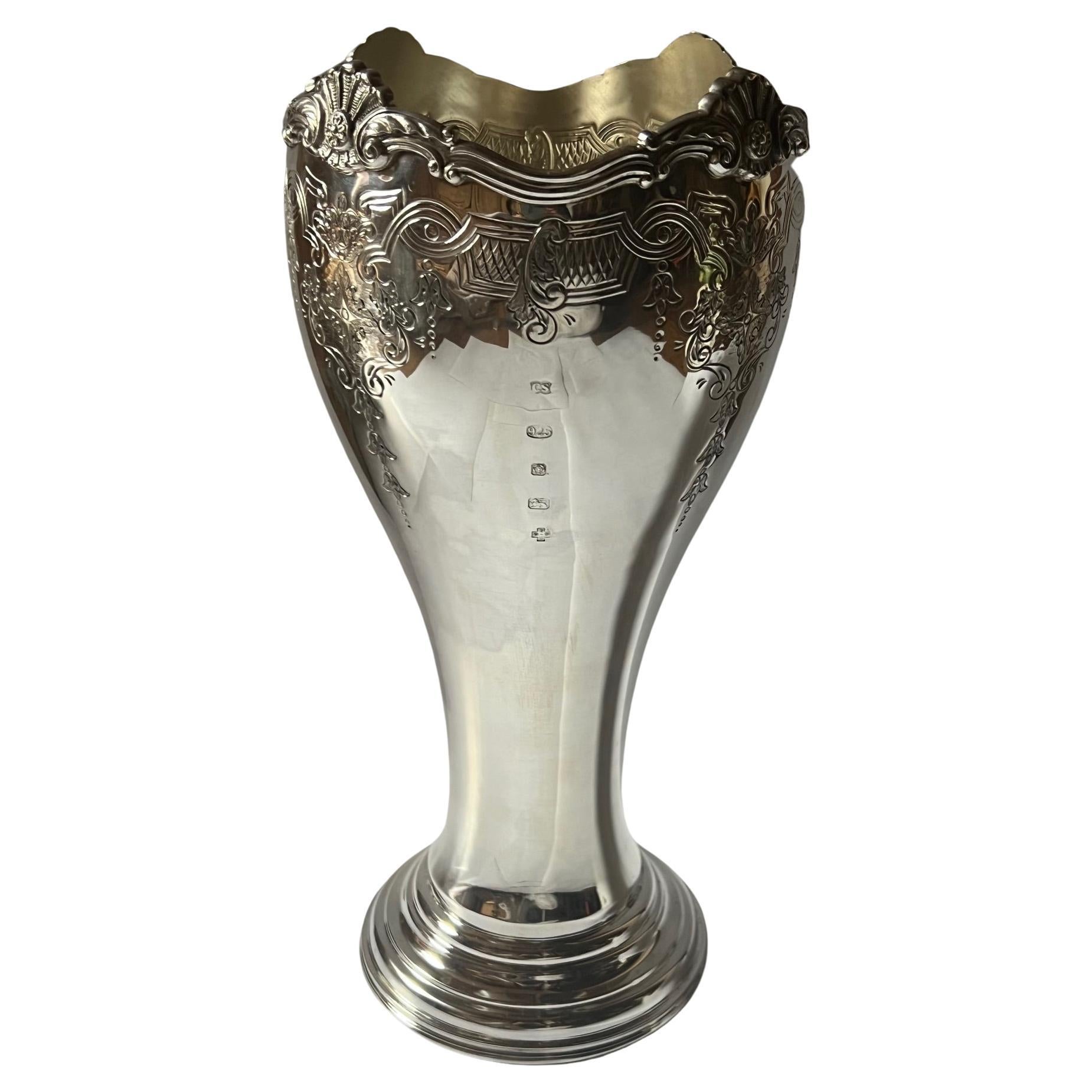 XXIe siècle et contemporain Grand vase anglais en argent sterling massif par Camelot Silver en vente