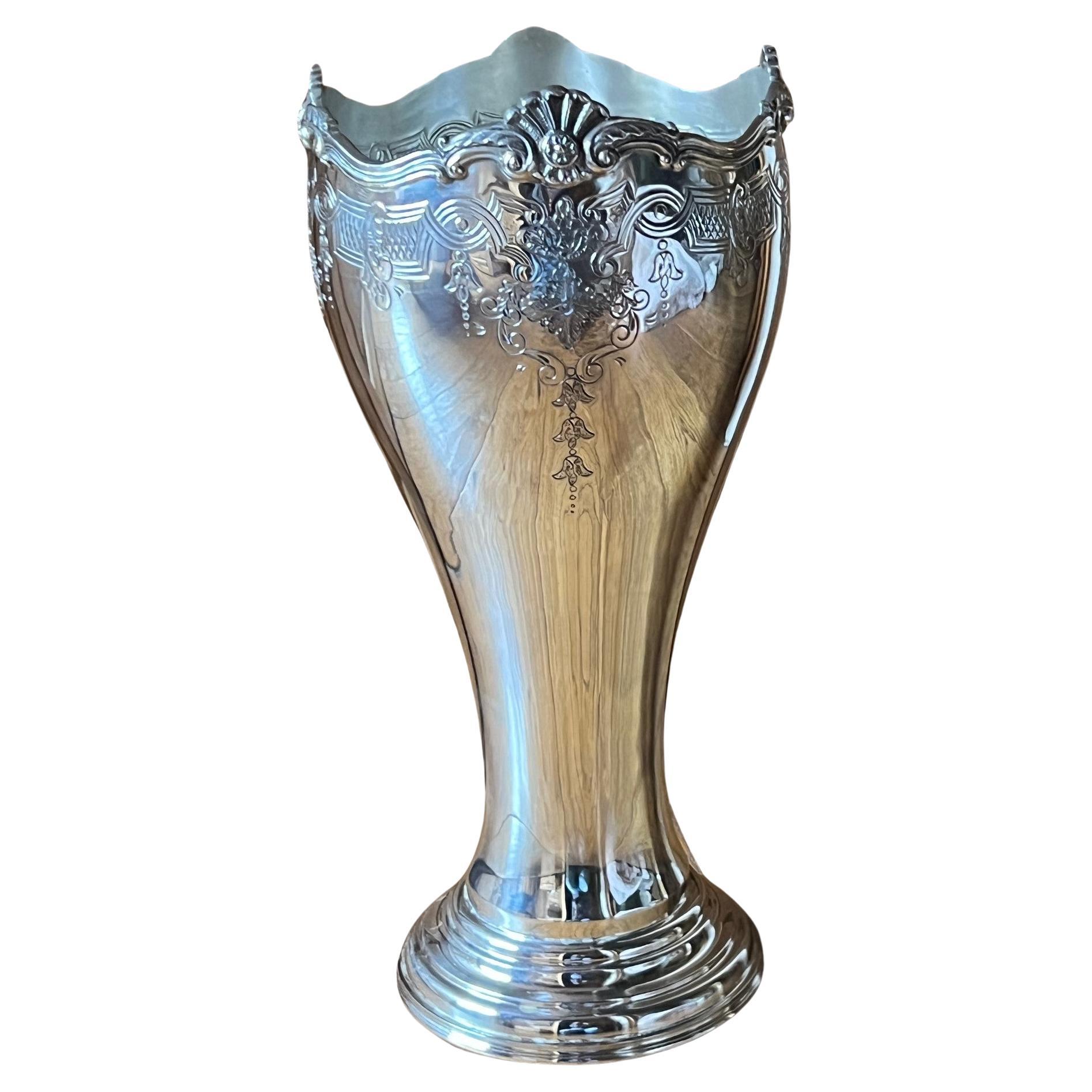 Grand vase anglais en argent sterling massif par Camelot Silver en vente