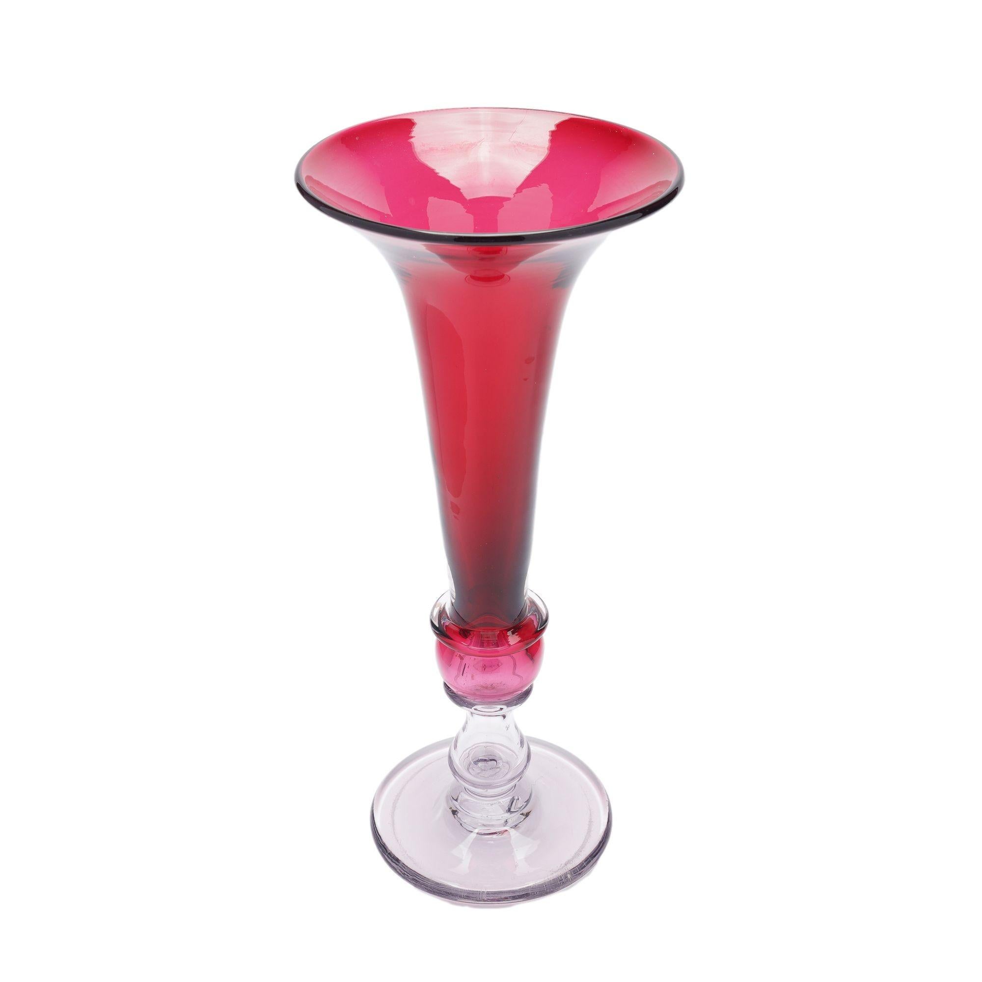 Britannico Grande vaso inglese a tromba in vetro color mirtillo rosso, 1850-1900 ca. in vendita