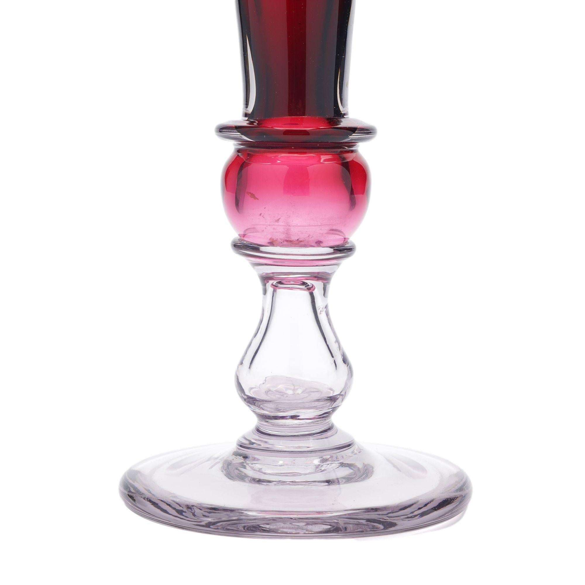 Grande vaso inglese a tromba in vetro color mirtillo rosso, 1850-1900 ca. In condizioni buone in vendita a Kenilworth, IL