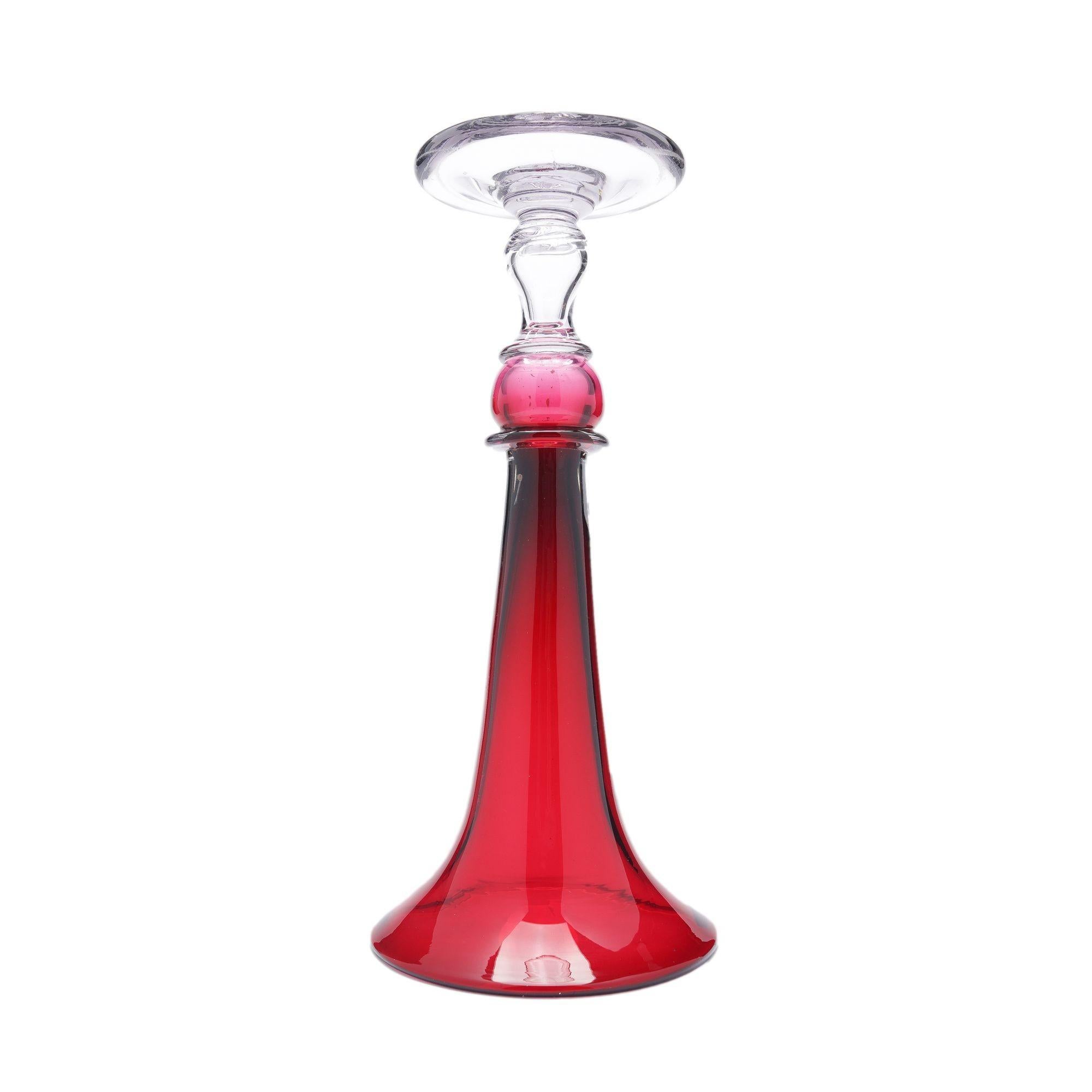 XIX secolo Grande vaso inglese a tromba in vetro color mirtillo rosso, 1850-1900 ca. in vendita