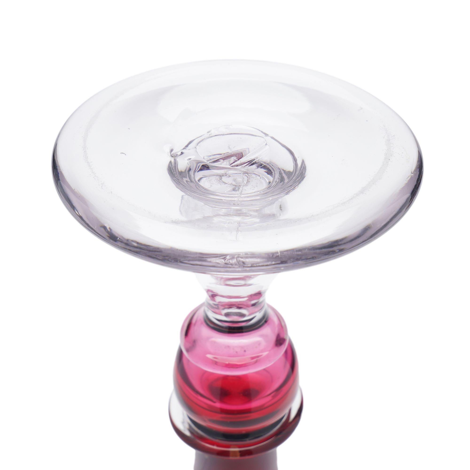 Vetro soffiato Grande vaso inglese a tromba in vetro color mirtillo rosso, 1850-1900 ca. in vendita