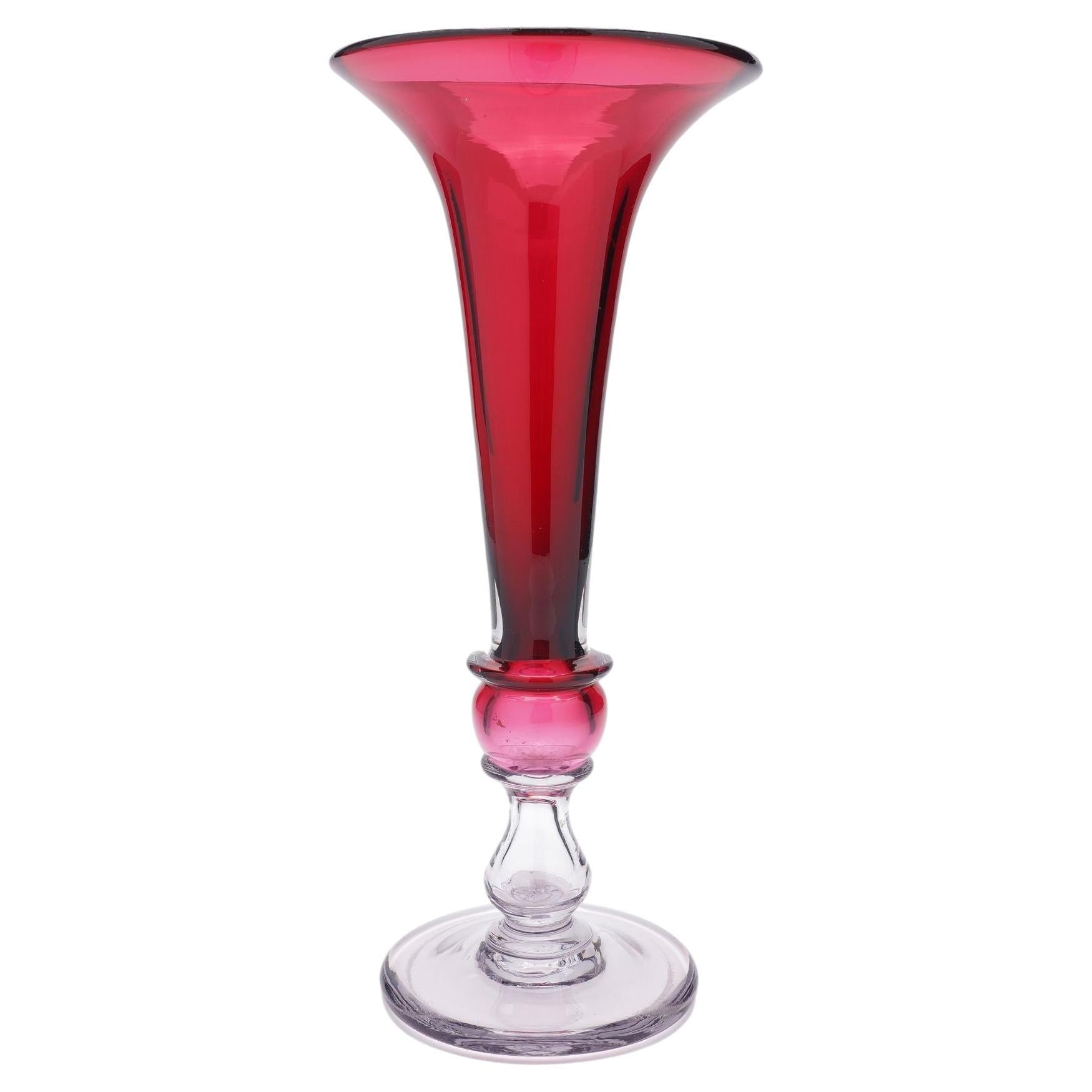 Grande vaso inglese a tromba in vetro color mirtillo rosso, 1850-1900 ca. in vendita