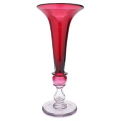 Große englische Vase aus Preiselbeerglas in Trompetenform, ca. 1850-1900