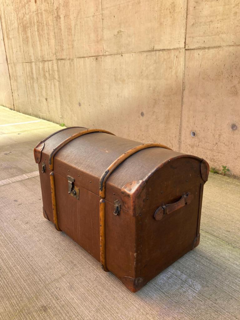 Große englische viktorianische Dome Top Canvas Dampfer Reisekoffer. Monogrammiert F.H.D. im Angebot 4