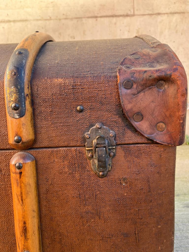 Große englische viktorianische Dome Top Canvas Dampfer Reisekoffer. Monogrammiert F.H.D. im Angebot 5