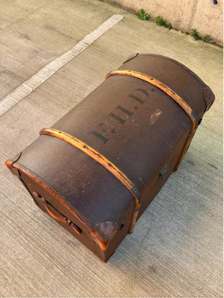 Große englische viktorianische Dome Top Canvas Dampfer Reisekoffer. Monogrammiert F.H.D. (Viktorianisch) im Angebot