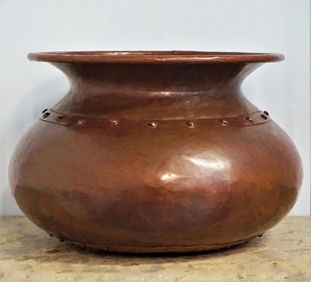 Large English Victorian copper pot or vase dating to the late 19th century, circa 1870-1880. The body is in globular shape, riveted neck with rolled lip and riveted base.
This piece is in very good antique condition, displaying a beautiful aged