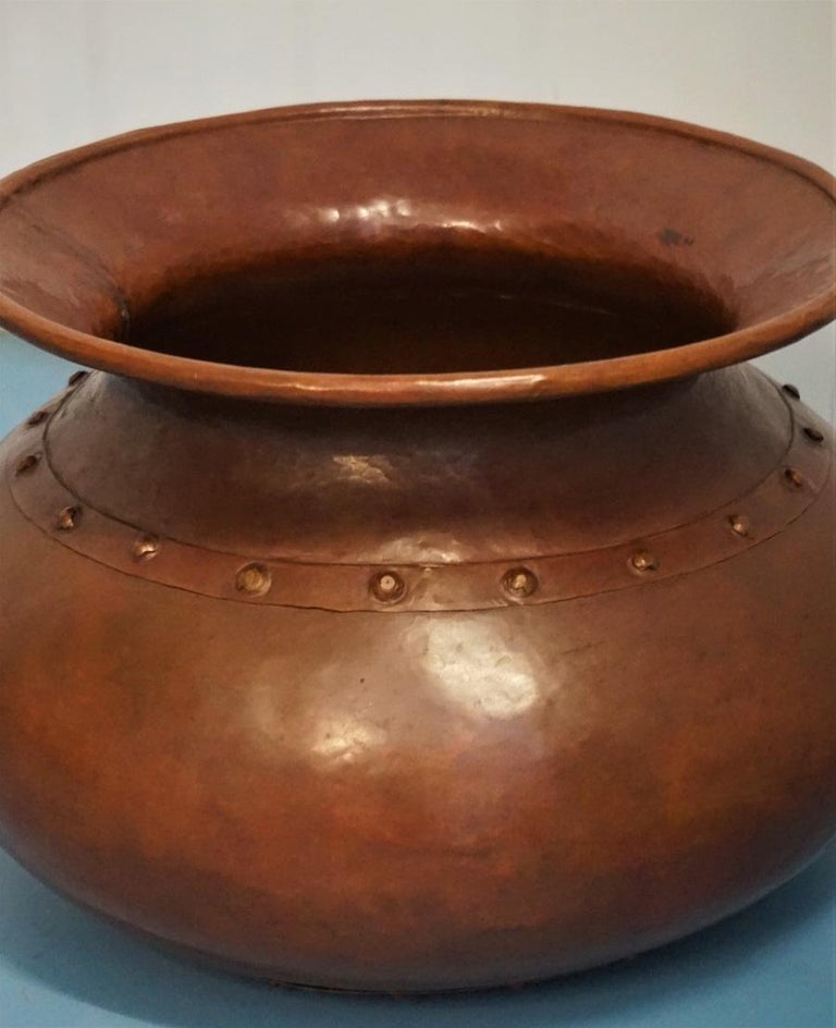 Grand vase ou pot en cuivre anglais victorien fabriqué à la main avec