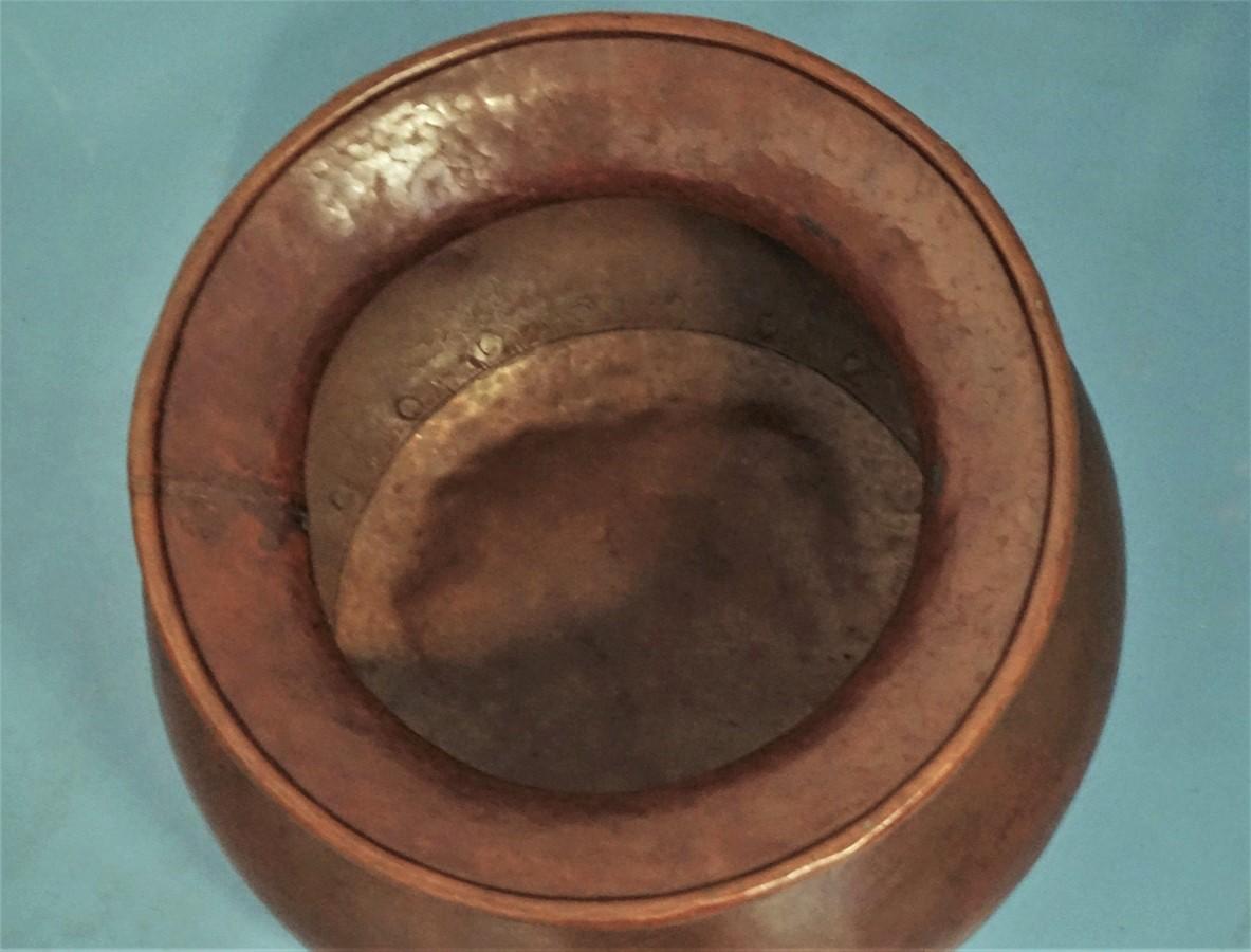 Fait main Grand vase ou pot en cuivre artisanal anglais victorien avec rivières en vente