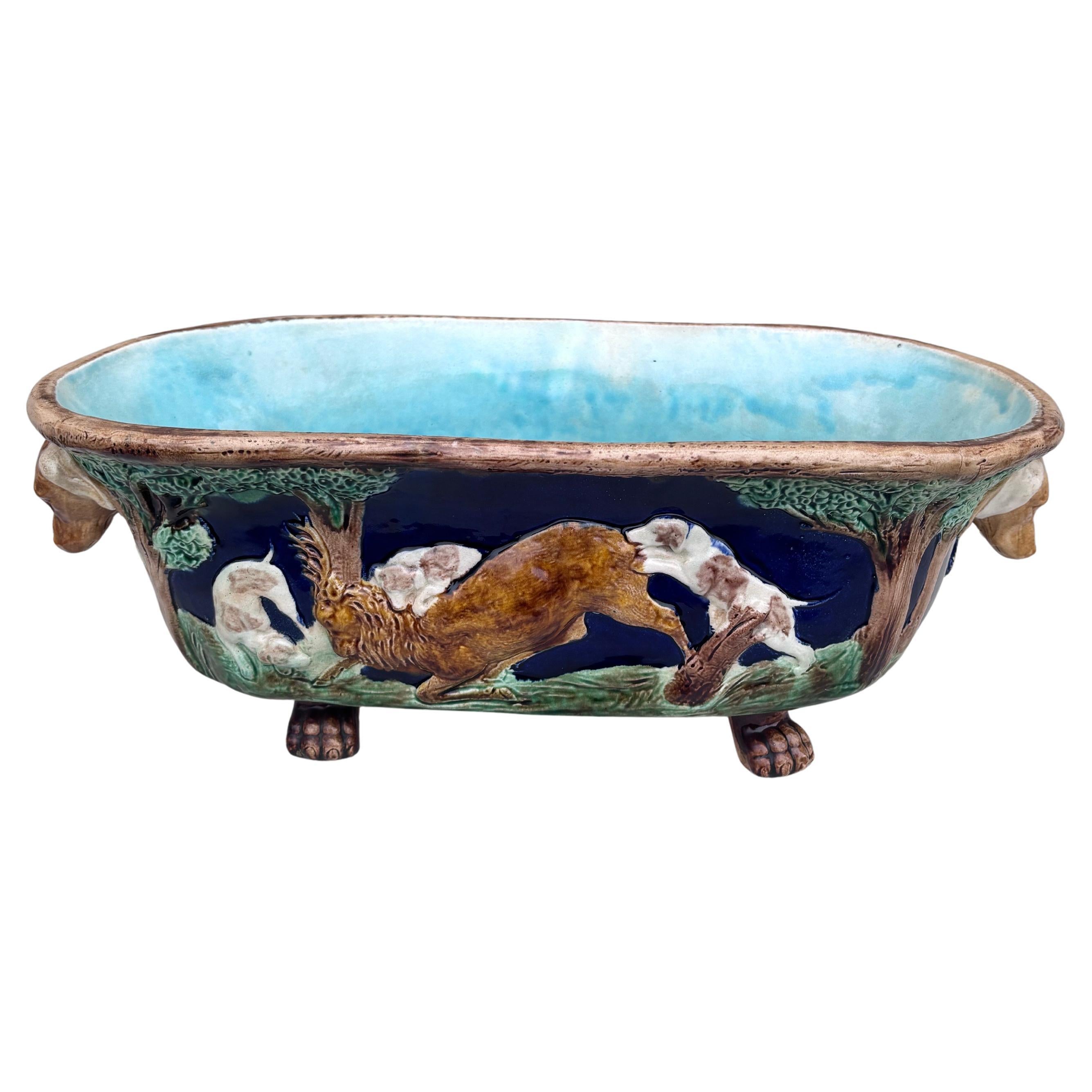 Gran Jardinera Victoriana Inglesa con Escena de Caza Circa 1890.
Decorado con perros sabuesos con un ciervo.
Asas de cabeza de perro.
19,5 por 8,5 pulgadas.