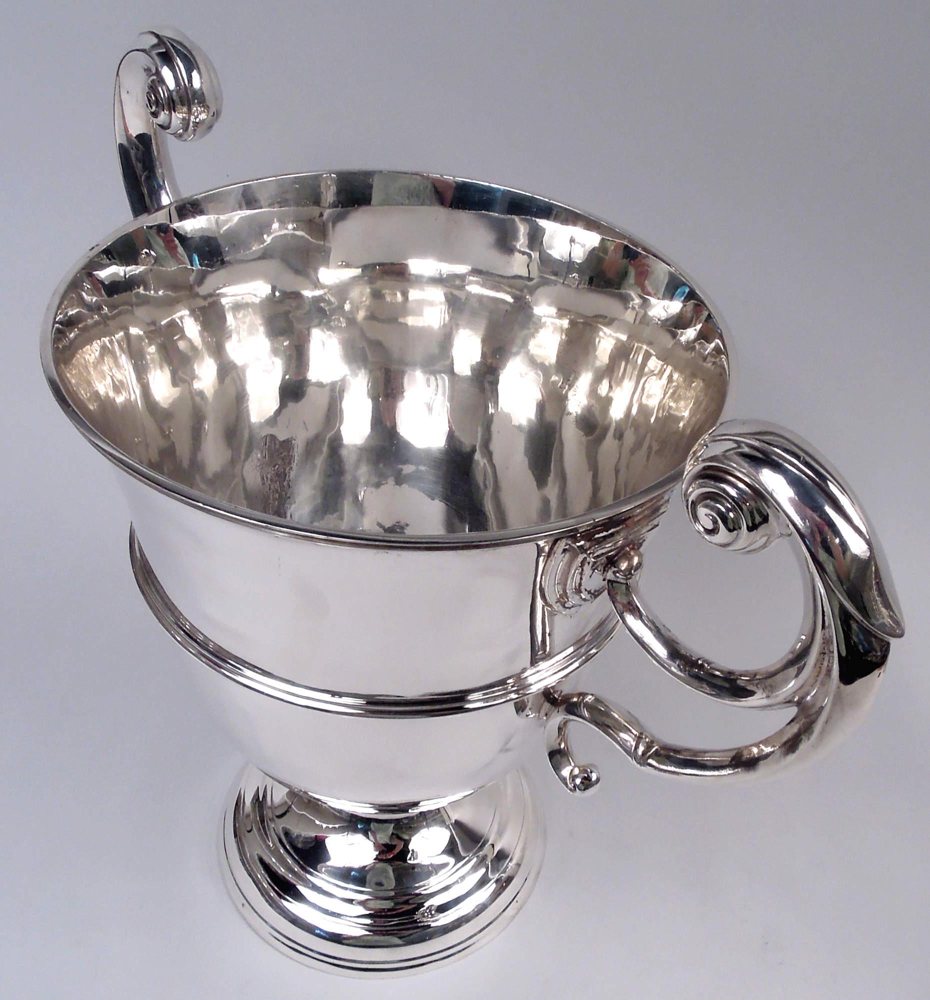Vittoriano Grande coppa vittoriana inglese neoclassica in argento sterling, 1897 in vendita