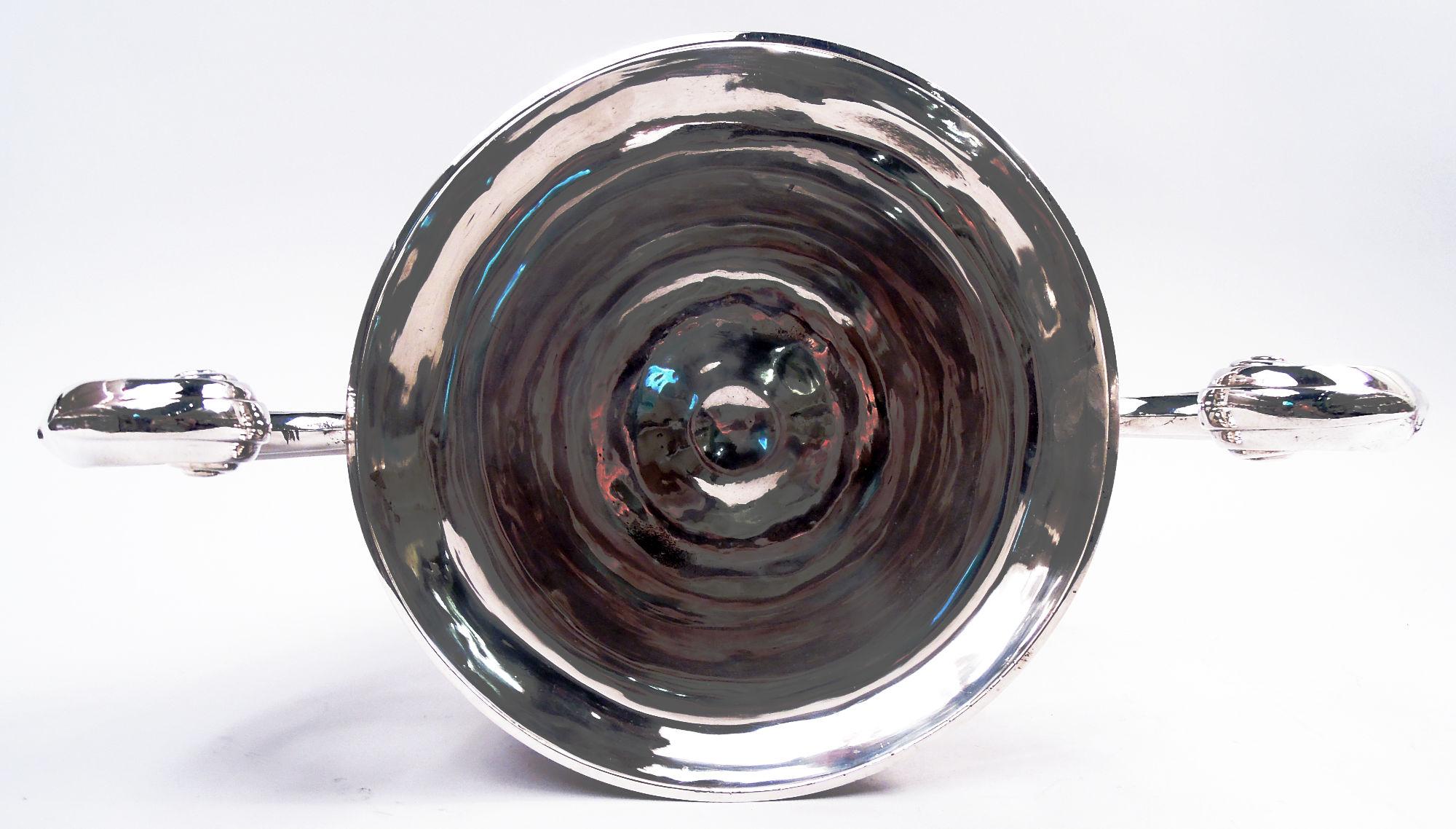 Grande coppa vittoriana inglese neoclassica in argento sterling, 1897 In condizioni buone in vendita a New York, NY