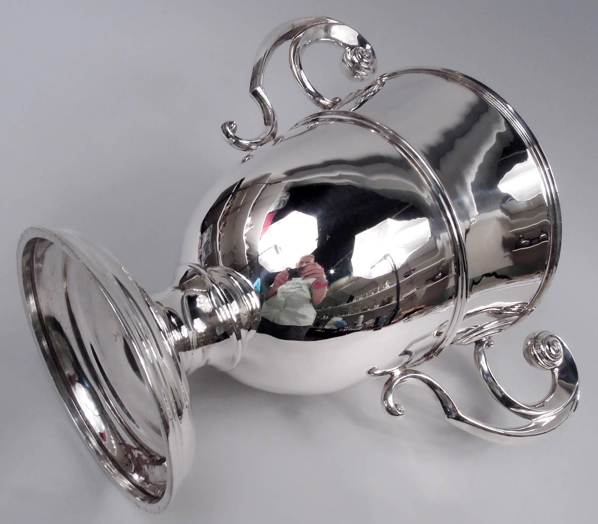 Argento 925 Grande coppa vittoriana inglese neoclassica in argento sterling, 1897 in vendita
